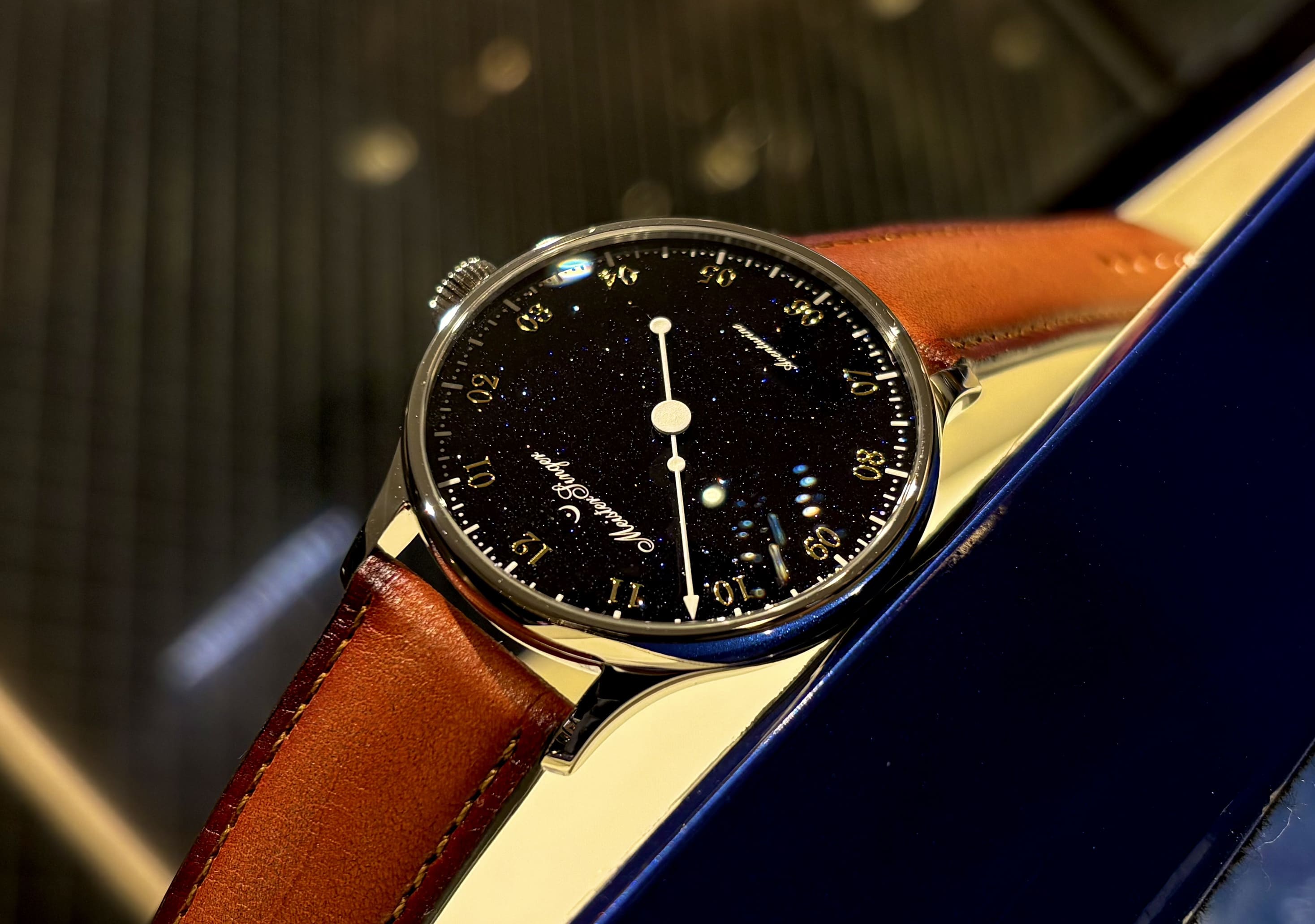 Pangaea - Aventurine　PMN9908AV)　マイスタージンガー（MeisterSinger）の腕時計は、“一本針”がゆっくりと時を刻むことで「今を大切にする」想いを象徴するタイムピース。誕生日プレゼントやクリスマスギフト、結納返し、記念日の贈り物としても最適です。ドイツの職人精神とスイスの高精度ムーブメントが融合したその美しさは、贈られた瞬間から長く寄り添う特別な存在になります。東京・阪急メンズ東京では、正規取扱店として豊富なラインナップを実際に手に取ってご覧いただけます。大切な人への特別なギフトにふさわしい一本です。