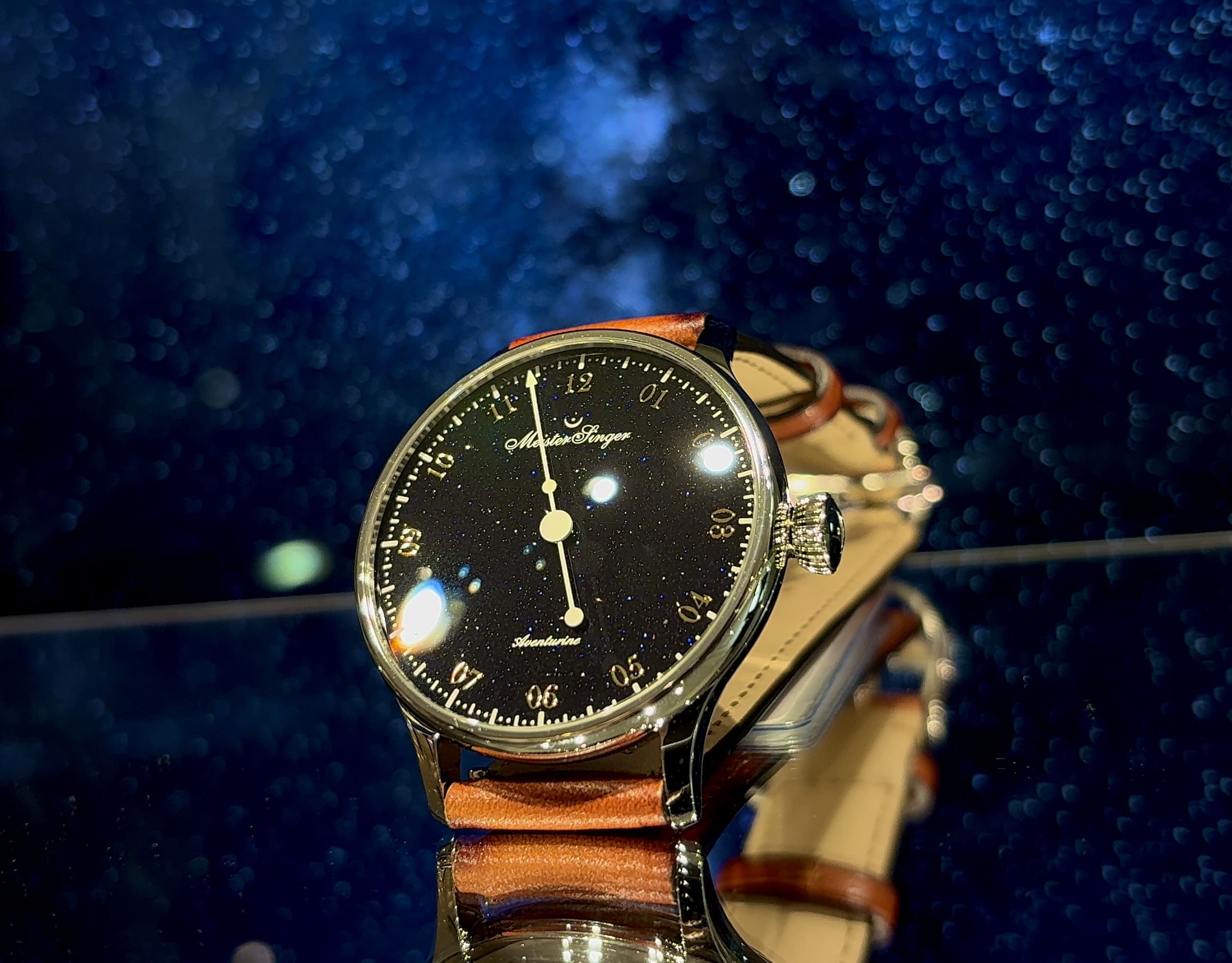 マイスタージンガー（MeisterSinger）は、ドイツ・ミュンスターで誕生した“一本針の腕時計”という独自の哲学を持つブランド。時の流れをゆったりと味わうための、静寂と美学が融合したデザインが魅力です。スイス製ムーブメントによる確かな精度と、ドイツらしいシンプルで知的な造形が特徴。東京・阪急メンズ東京では、正規取扱店としてマイスタージンガーの代表モデルや人気シリーズを幅広くご覧いただけます。クラシカルで穏やかな時間を楽しみたい方におすすめの腕時計です。