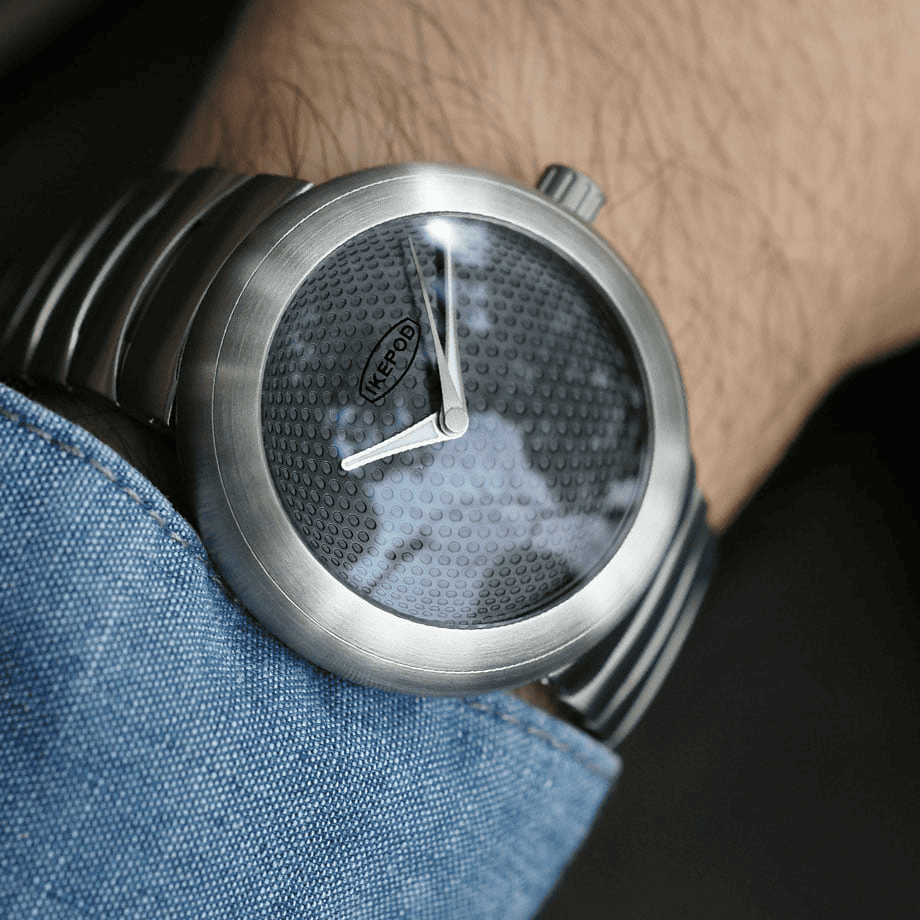 IKEPOD HOROPOD Lisboa IPHO02TITL：アイクポッドの特徴的なデザインと高品質なスイス製ムーブメントを引き継いだ新作時計。44mmのチタン製ケースは現代的な要素を取り入れたデザインで、阪急メンズ館にて取り扱い中です