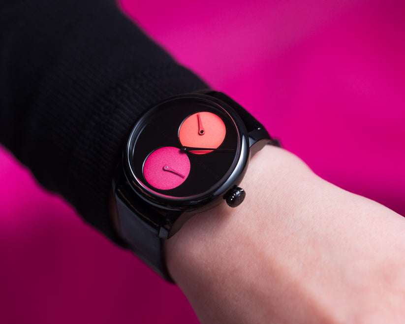 ノワールモンX ルイ・エラール×シルヴィ・フルーリー パレット オブ シャドウ LE85238NN42BVAS89 Louis Erard（ルイ・エラール）は、1929年にスイス・ジュラ山脈で創業した独立系時計ブランド。スイス伝統の時計製造を継承しながら、象徴的な“レギュレーター表示”や、コラボレーションによる革新的デザインを多数送り出すクリエイティブな高級機械式腕時計ブランドです。丁寧な仕上げとクラフツマンシップを重視しつつ、実直な価格設定で本格的な機械式時計の魅力を広く届ける姿勢が世界の時計愛好家から支持されています。個性と伝統を併せ持つタイムピースを探す方に最適で、コレクションの１本目にも、次のステップにも選ばれるブランド。東京でルイ・エラールを探すなら、阪急メンズ東京 FORTUNE TIMEへ。正規販売店として定番モデルから最新コラボレーションモデルまで幅広いラインナップをご覧いただけます。