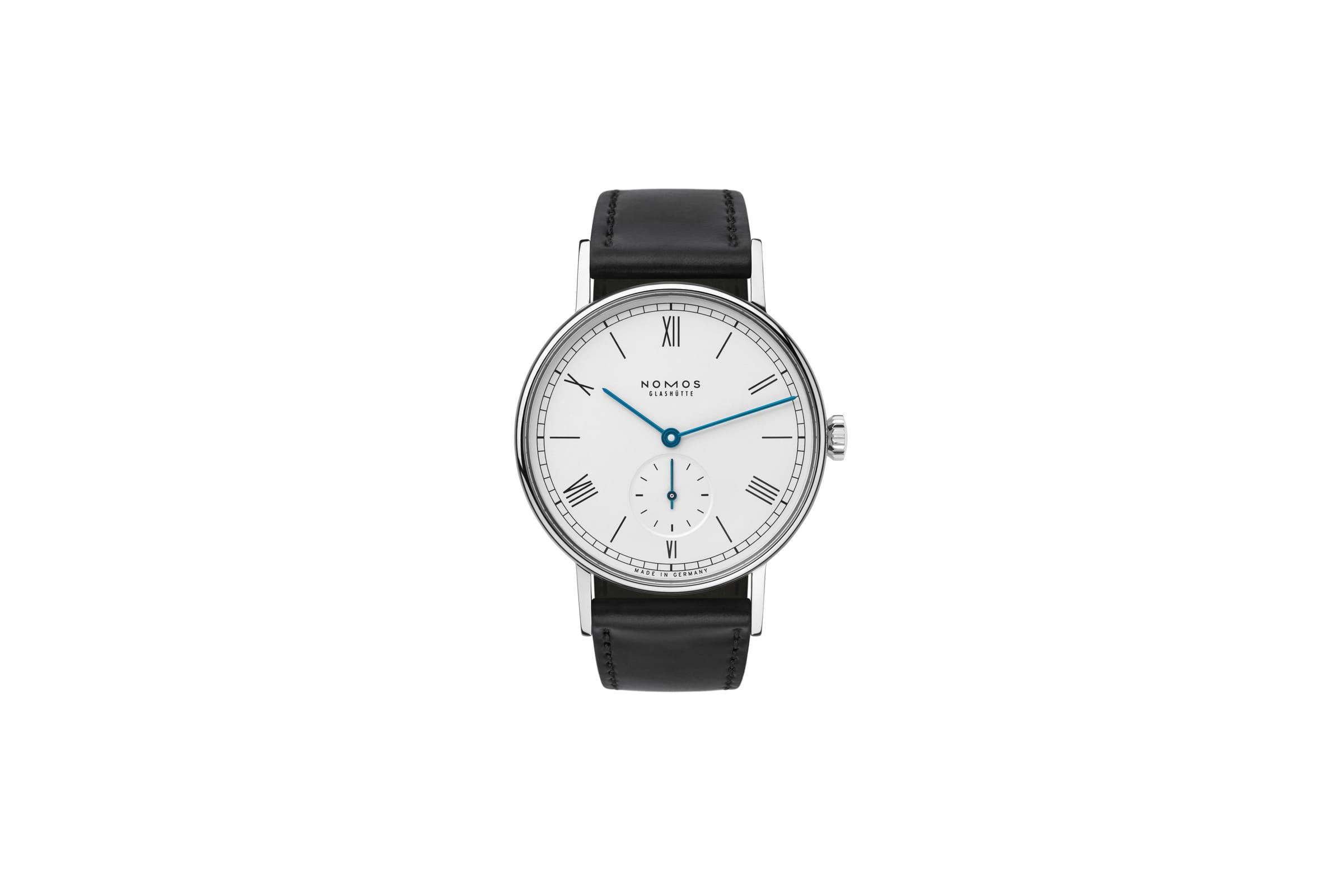 NOMOS Glashütte（ノモス グラスヒュッテ）Ludwig（ラドウィッグ）は、誕生日に贈る落ち着いた趣の機械式腕時計としておすすめ。伝統的な意匠が日常を少し特別に演出し、長く使えるクラシックな一品として喜ばれます。堅実で気品ある選択肢を求める贈り手に向きます。