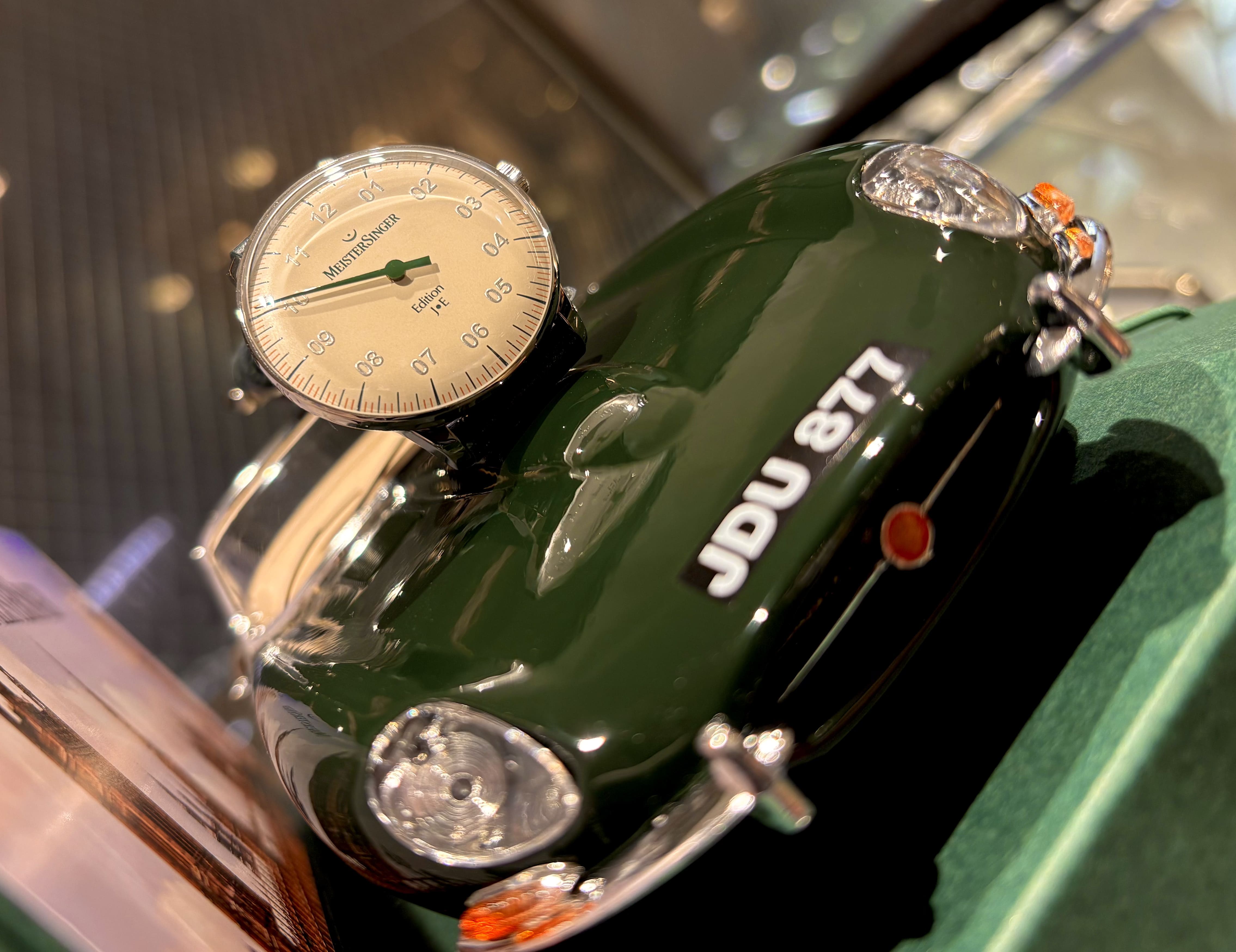 マイスタージンガー（MeisterSinger）の限定腕時計「Edition Neo J.E」、1960年代の名車ジャガーEタイプにオマージュを捧げた世界限定100本モデル。ブリティッシュ・レーシング・グリーンのアクセントと36mmケースにスイス製自動巻きムーブメントを搭載し、Bburago製1:18スケール・ジャガーEタイプのモデルカー付き豪華パッケージで展開される、車好きと時計好きのための特別なタイムピース。