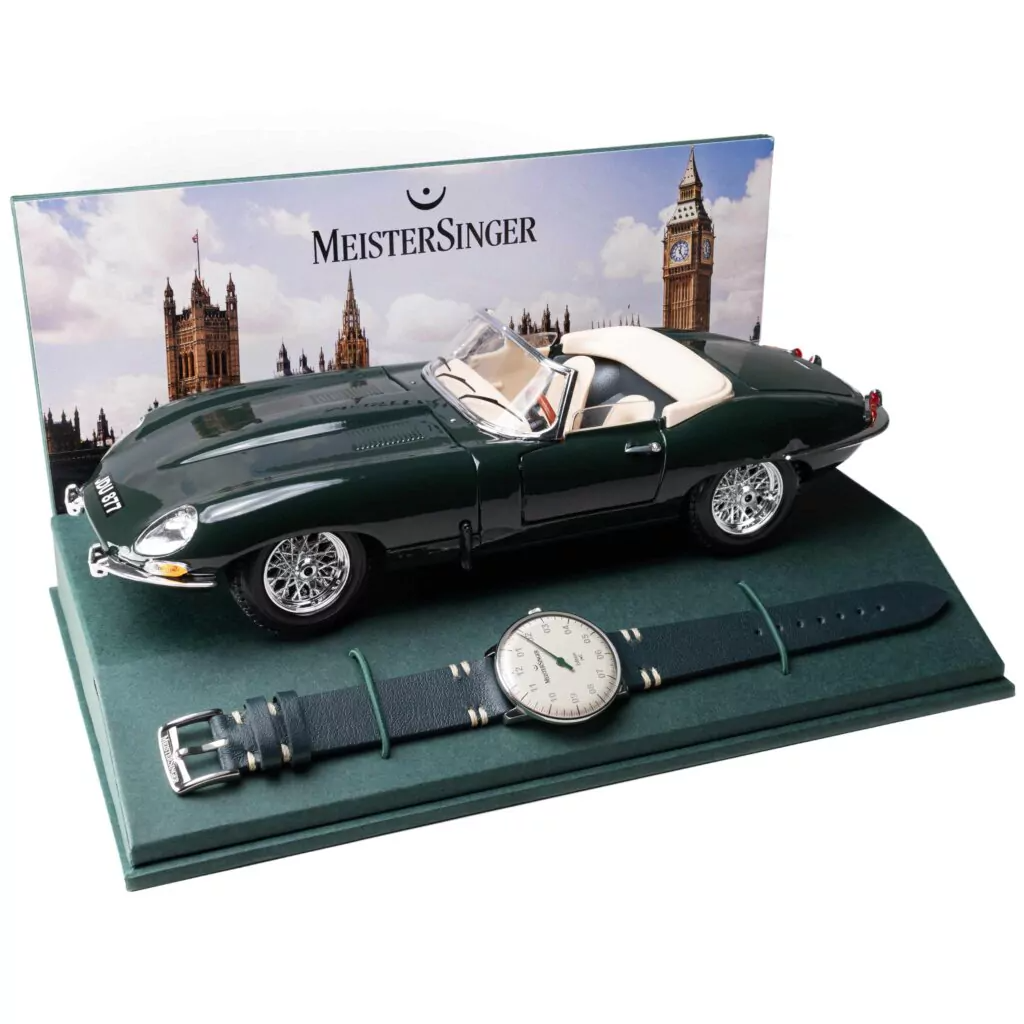 マイスタージンガー（MeisterSinger）の限定腕時計「Edition Neo J.E」、1960年代の名車ジャガーEタイプにオマージュを捧げた世界限定100本モデル。ブリティッシュ・レーシング・グリーンのアクセントと36mmケースにスイス製自動巻きムーブメントを搭載し、Bburago製1:18スケール・ジャガーEタイプのモデルカー付き豪華パッケージで展開される、車好きと時計好きのための特別なタイムピース。