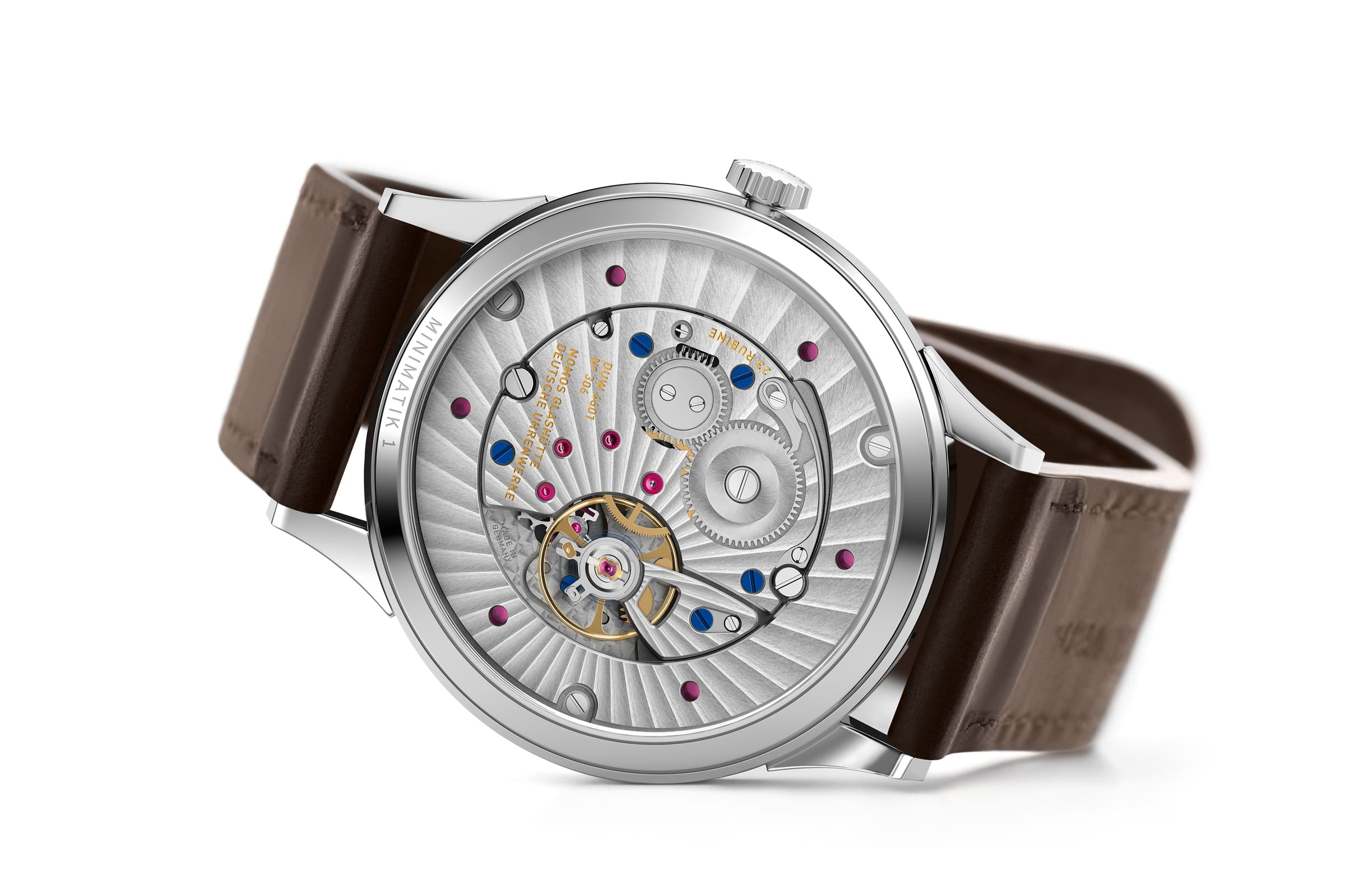 初めての高級時計を選ぶなら、NOMOS Glashütte（ノモス・グラスヒュッテ）。ドイツ・グラスヒュッテで生まれたこのブランドは、クラフツマンシップとデザイン哲学を融合させた上質な機械式腕時計を生み出しています。無駄を削ぎ落とした美しい佇まい、確かな精度、そして毎日つけたくなる快適さ。ビジネスにもカジュアルにも自然に溶け込む一本として、時計好きが最初に惚れ込むブランドです。東京・阪急メンズ東京FORTUNE TIMEでは、定番モデルから限定品まで幅広く展示。あなたの人生の節目を飾る一本に出会えます。 