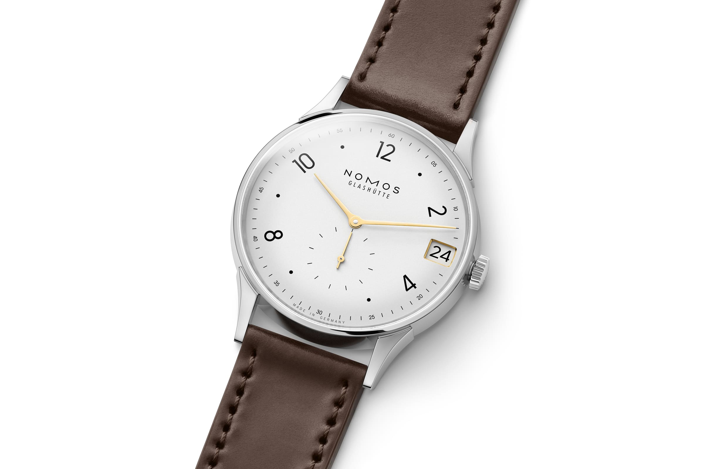 初めての高級時計を選ぶなら、NOMOS Glashütte（ノモス・グラスヒュッテ）。ドイツ・グラスヒュッテで生まれたこのブランドは、クラフツマンシップとデザイン哲学を融合させた上質な機械式腕時計を生み出しています。無駄を削ぎ落とした美しい佇まい、確かな精度、そして毎日つけたくなる快適さ。ビジネスにもカジュアルにも自然に溶け込む一本として、時計好きが最初に惚れ込むブランドです。東京・阪急メンズ東京FORTUNE TIMEでは、定番モデルから限定品まで幅広く展示。あなたの人生の節目を飾る一本に出会えます。 