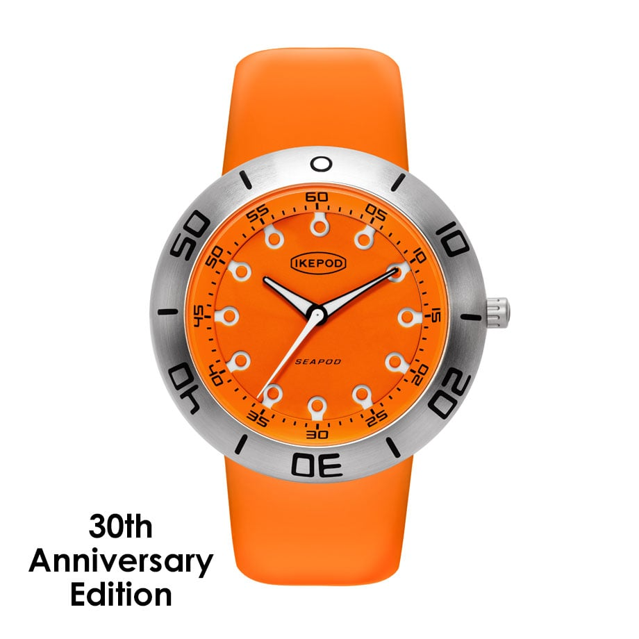 IKEPOD（アイクポッド） SEAPOD 30TH Anniversary Limited Edition / IPS008SILO30TH LLOYD。2024年、ブランド誕生30周年を記念して製作された世界限定30本の特別な機械式腕時計。hD3に所属しタグ・ホイヤーなども手がけてきたファブリス・ゴネがデザインを担当し、IKEPODの象徴であるUFO型ケースを継承しながら200M防水を実現した本格ダイバーズモデル。46mmの大型ケースながら、人間工学に基づいた流線形フォルムにより優れた装着感を実現。逆回転防止ベゼルとインデックスにはルミノバを採用し、高い視認性を確保。日本製機械式ムーブメントMIYOTA9039を搭載し、シースルーではなく記念モデルならではのシリアル刻印入りケースバックと限定証明書が付属。オレンジのシリコンストラップが映える、30周年という節目にふさわしいコレクターズピース。