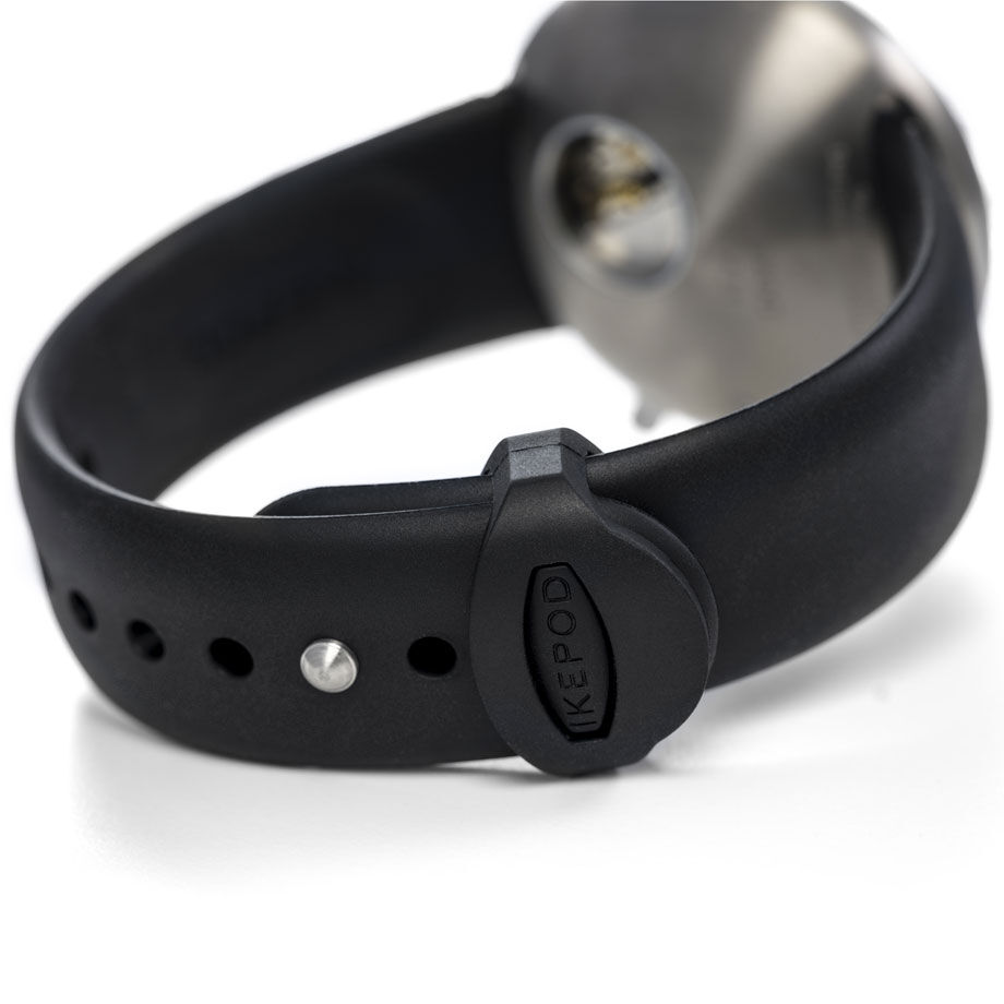 SKYPOD IPSK03RPLB　Ola IKEPOD　IKEPOD アイクポッド　 スイス時計ブランド IKEPOD アイクポッドブラックダイヤル。直径46mmチタニウムケースと新開発ラバーストラップを備えた世界限定25本の機械式腕時計。Claesson Koivisto Runeが初めて手掛けた文字盤デザインと、ローランド・グロアが再仕上げしたムーブメントが融合する、新生アイクポッド第2章を告げるスイスメイドモデル。