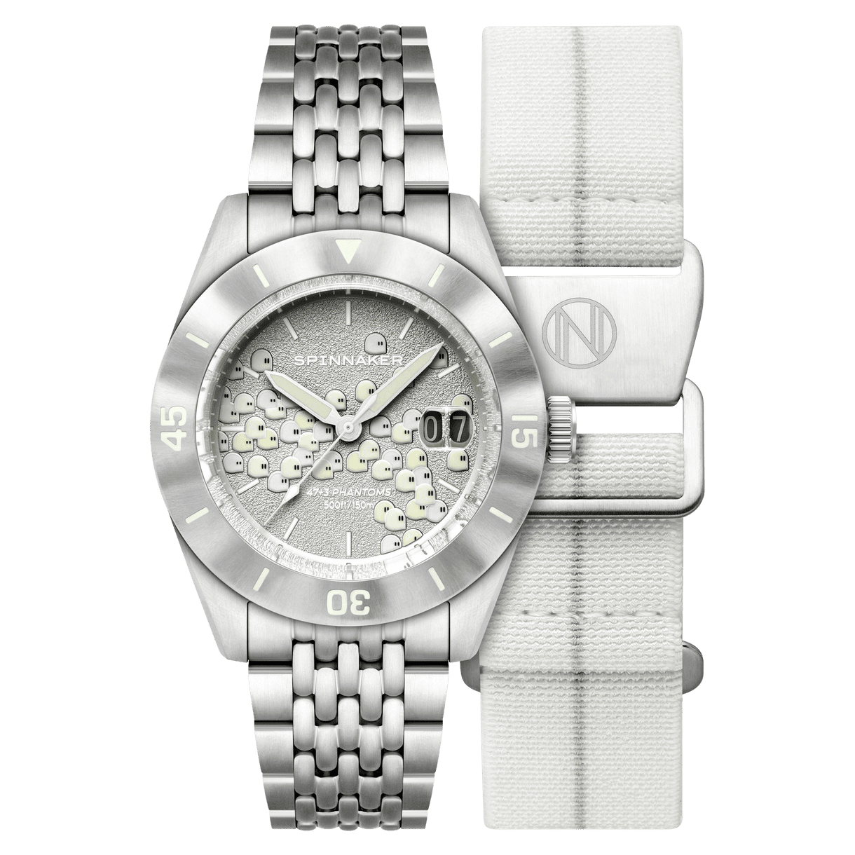 スピニカー（SPINNAKER）と、パリの気鋭アーティスト ロマリック・アンドレ率いる seconde/seconde/（セコンド／セコンド）による最新コラボレーションモデル「FLEUSS AUTOMATIC SECONDE/SECONDE/ 2025 EDITION（SP-5170-11B）」。幽玄な“ファントム”の世界をテーマに、スペクトラル・グレーのダイヤル上を47体＋3体の亡霊が行進する幻想的なデザインが特徴です。立体的なモールドによって造形されたファントムたちは、暗所でホワイト・ブルー・グリーンの3色のスイスルミナスが妖しく光り、まるで現世と常世をつなぐかのような独特の存在感を放ちます。裏蓋のシースルーバックからは日本製自動巻ムーブメントの精緻な動きと、幽霊の姿をしたローター装飾が覗き、遊び心とクラフトマンシップが融合。波打つベゼル、ライスブレスレット、そして蓄光仕様のナイロンストラップを備えた特別仕様です。世界限定1,150本の初回生産「2025 Edition Batch No.1」として登場する本作は、時計アートの枠を超えたコレクターズピース。異彩を放つ美学を手首に宿す、ファントムたちの行進を