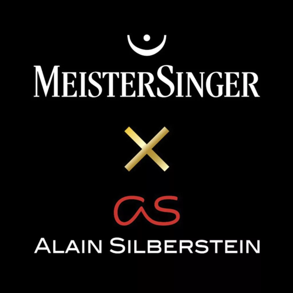 MeisterSingerとアラン・シルベスタインが贈るKaenos Grand Date（ED-KSGD-AS2025）は、秒針を“芸術的に”動かす唯一無二の機械式シングルハンドウォッチ。赤・金のコントラストとシルバーのロゴ、ブレゲへのオマージュまで込められたデザイン哲学により、コレクターも魅了される2025年限定のアートピース。