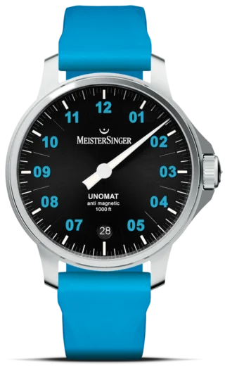 Unomat は、MeisterSinger がこれまでに作った時計の中で最も堅牢です。この時計は耐磁性、水深 300 メートルまでの耐水性があり、非常に丈夫な裏蓋、ねじ込み式リューズ、頑丈な側面保護を備えています。このモデルはマットで深みのあるブラック文字盤に加え、5分マーカーに用いられる2桁の数字に3 次元の鋳造発光要素が用いられております。日中は、ブラックの文字盤に対してアークティックブルーが目立ち、夜になると厚みが増し、側面からの光を吸収して放射するため、特に強く輝きます。時間マーカーの色を強調するアークティックブルーのストラップも特徴的です。Unomatシリーズはその全体的なデザインが評価されレッド・ドット・アワード賞を受賞しています。