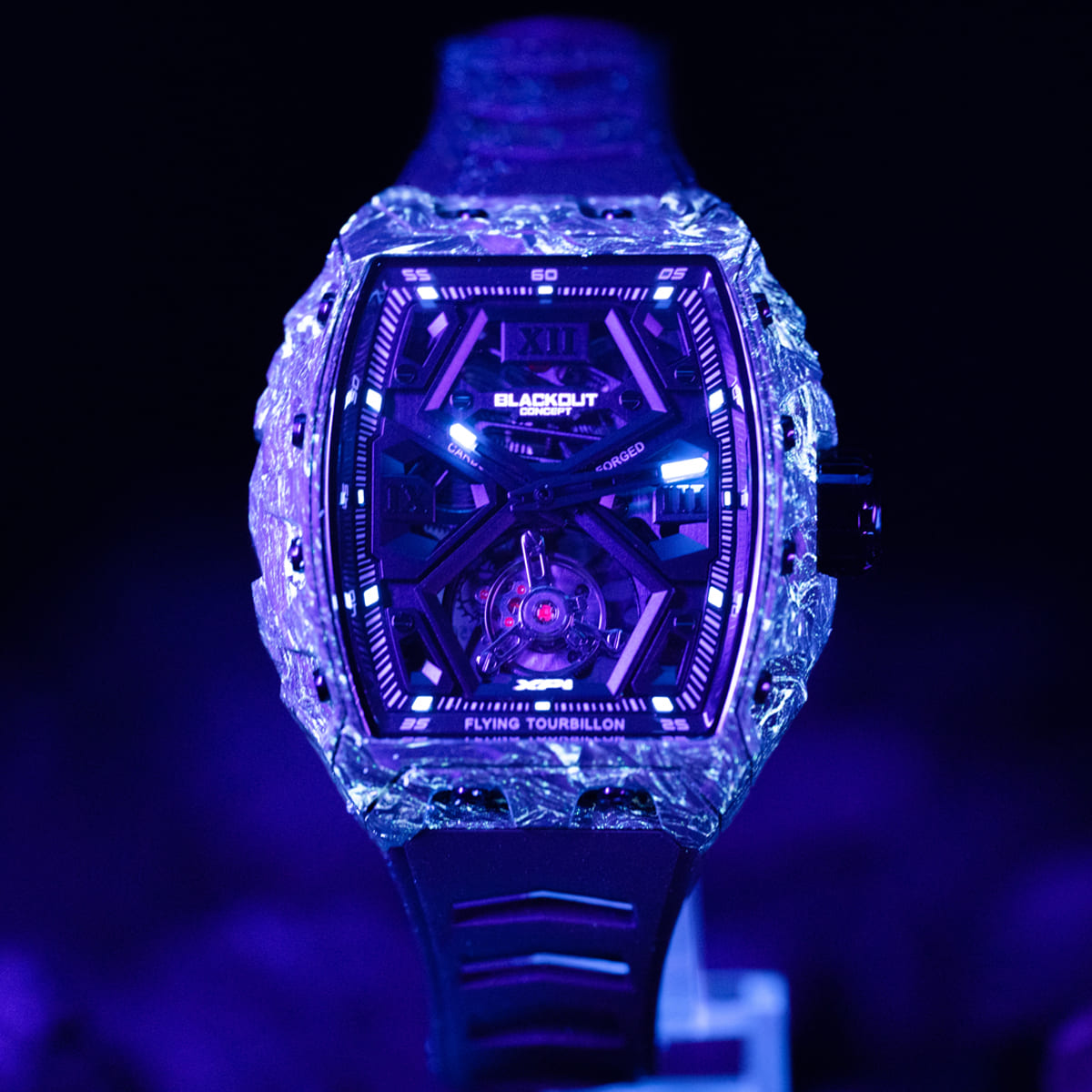 XP1 Tourbillon Orange Racing/BOXP1TBLTCOR「BLACKOUT WATCHES（ブラックアウトウォッチ）の限定モデルXP1 トゥールビヨン オレンジ レーシングが日本で販売中｜世界限定50本、シリアルナンバー入りの希少トゥールビヨンモデルで、スイス・ジュネーブの自社工房にて熟練時計職人が丁寧に手巻き組み立て｜ダブルバレルのフライングトゥールビヨンムーブメントによる72時間パワーリザーブ、白く発光するUACフォージドカーボン製ケース、スイス製スーパールミノバ、サファイアガラス、真鍮製インナーリングと文字盤など、細部までこだわり抜いた仕様｜レーシングカーのようなビビッドなオレンジカラーとプレミアムラバーストラップでスポーティーに仕上げ、10ATMの防水性能と110gの軽量設計を両立｜在庫あり、日本国内入手可能な限定トゥールビヨンウォッチを探す時計ファン・メカ好きに最適なモデル」