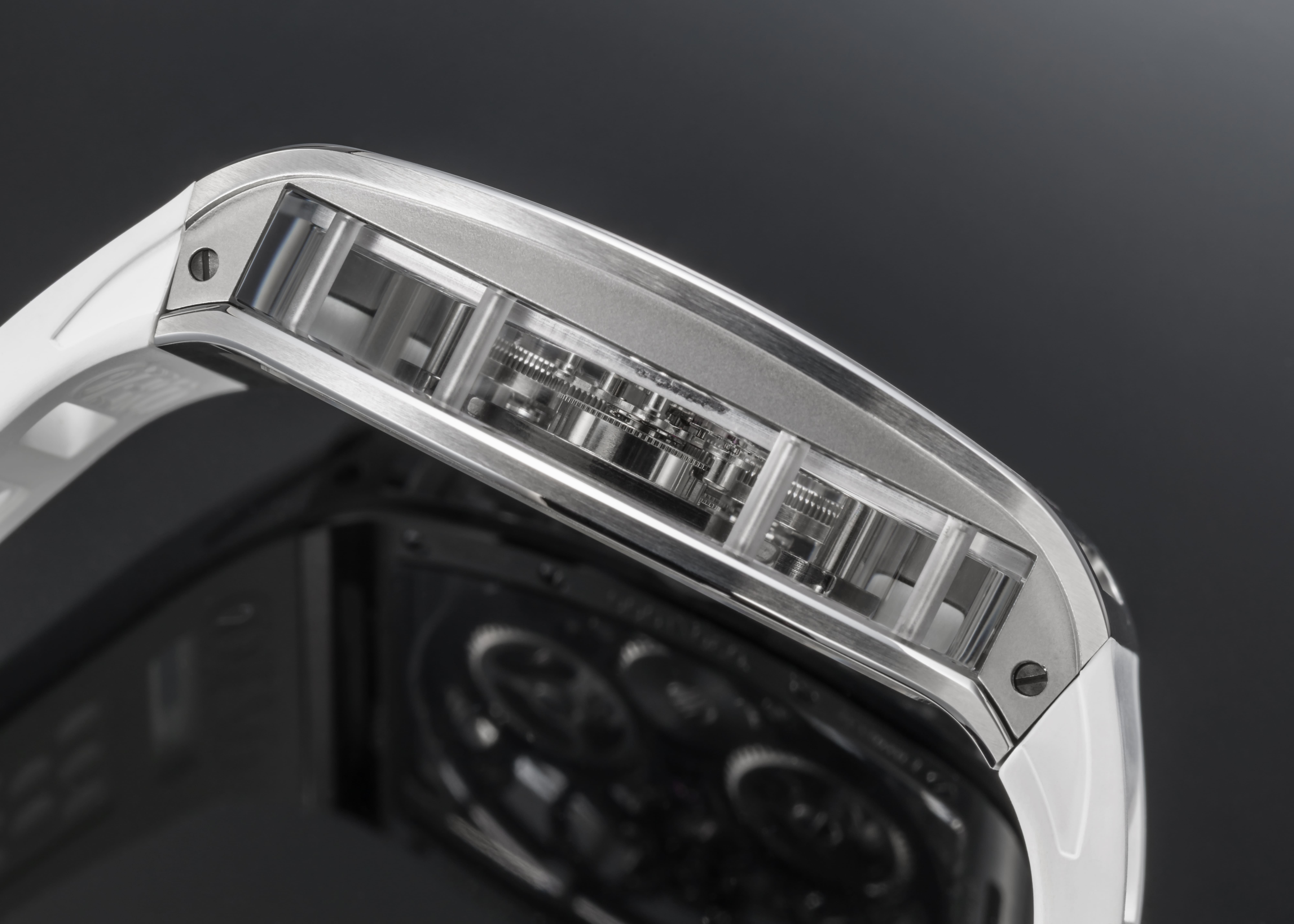 ZEROO ZT004-01SSVWHは、伝統的な手巻き式トゥールビヨンを搭載した日本発の限定腕時計。自らの手でゼンマイを巻き、60時間のパワーリザーブを感じることで、時間と向き合う贅沢な体験を提供。視覚的に美しいスケルトン構造と、手首で感じる機械の生命感が調和する、時計愛好家に向けたプレミアムモデル。