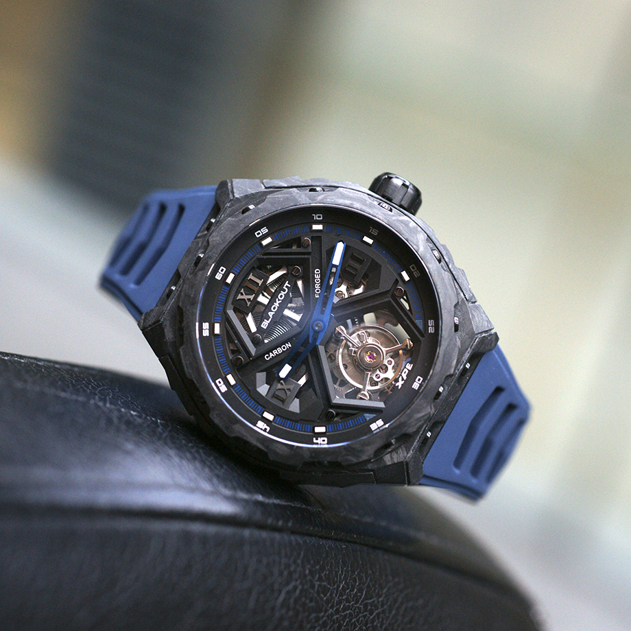 Blackout Watches（ブラックアウト・ウォッチズ） XPE TOURBILLON（エックスピーイー トゥールビヨン）自動巻ダブルバレル フライングトゥールビヨン搭載モデルのデビューフェア告知。ブランドのDNAであるスポーティさと革新性を継承しつつ、従来のトノー型ケースからラウンドケースへ進化した新世代Blackout。UACフォージドカーボンケースを採用し、約80gという軽量性と高強度を両立、さらにルミノバを混合した素材により暗闇で幻想的に発光する機械式腕時計。スケルトンダイヤルからは精巧なフライングトゥールビヨンの動きを堪能でき、スポーツウォッチの力強さとエレガンスを融合。約72時間パワーリザーブのスイスモディファイムーブメント、サファイアクリスタル（表裏）、10気圧防水、FKMラバーストラップ装備。NEXT BRIDGE by Fortune Time（大阪）および FORTUNE TIME 阪急メンズ東京にて開催されるXPE TOURBILLON Debut Fair対象モデル。
