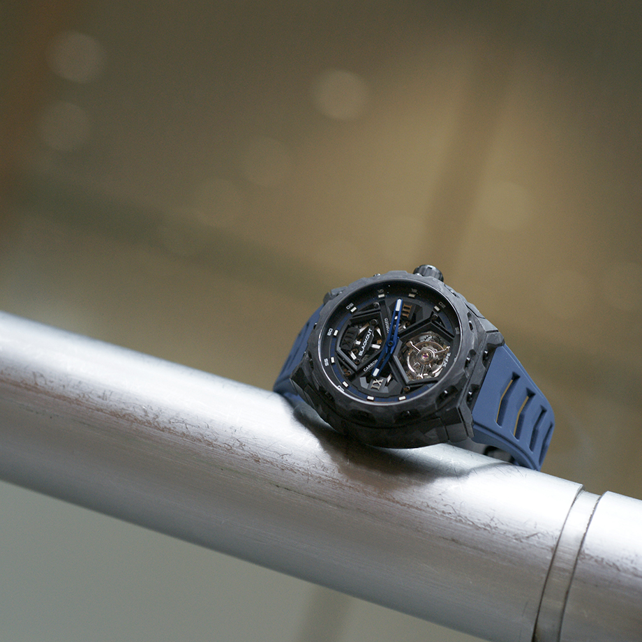 Blackout Watches（ブラックアウト・ウォッチズ） XPE TOURBILLON（エックスピーイー トゥールビヨン）自動巻ダブルバレル フライングトゥールビヨン搭載モデルのデビューフェア告知。ブランドのDNAであるスポーティさと革新性を継承しつつ、従来のトノー型ケースからラウンドケースへ進化した新世代Blackout。UACフォージドカーボンケースを採用し、約80gという軽量性と高強度を両立、さらにルミノバを混合した素材により暗闇で幻想的に発光する機械式腕時計。スケルトンダイヤルからは精巧なフライングトゥールビヨンの動きを堪能でき、スポーツウォッチの力強さとエレガンスを融合。約72時間パワーリザーブのスイスモディファイムーブメント、サファイアクリスタル（表裏）、10気圧防水、FKMラバーストラップ装備。NEXT BRIDGE by Fortune Time（大阪）および FORTUNE TIME 阪急メンズ東京にて開催されるXPE TOURBILLON Debut Fair対象モデル。