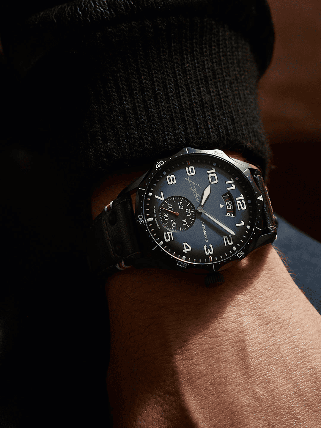 時代を超えて愛されるドイツ時計、JUNGHANS（ユンハンス）。シンプルで上品なデザインは、結納返しや誕生日、クリスマスプレゼントなど、大切な方への贈り物にも最適です。控えめながらも確かな個性を放つ佇まいは、贈る人のセンスと想いを静かに伝えてくれます。マックス・ビルやフォーム、マイスターなど人気シリーズはいずれも高品質なドイツ製。誠実で実用的、そして美しい一本を贈るなら、東京・阪急メンズ東京 FORTUNE TIMEで。正規販売店ならではの信頼と豊富なラインナップで、記念日にふさわしい一本が見つかります。