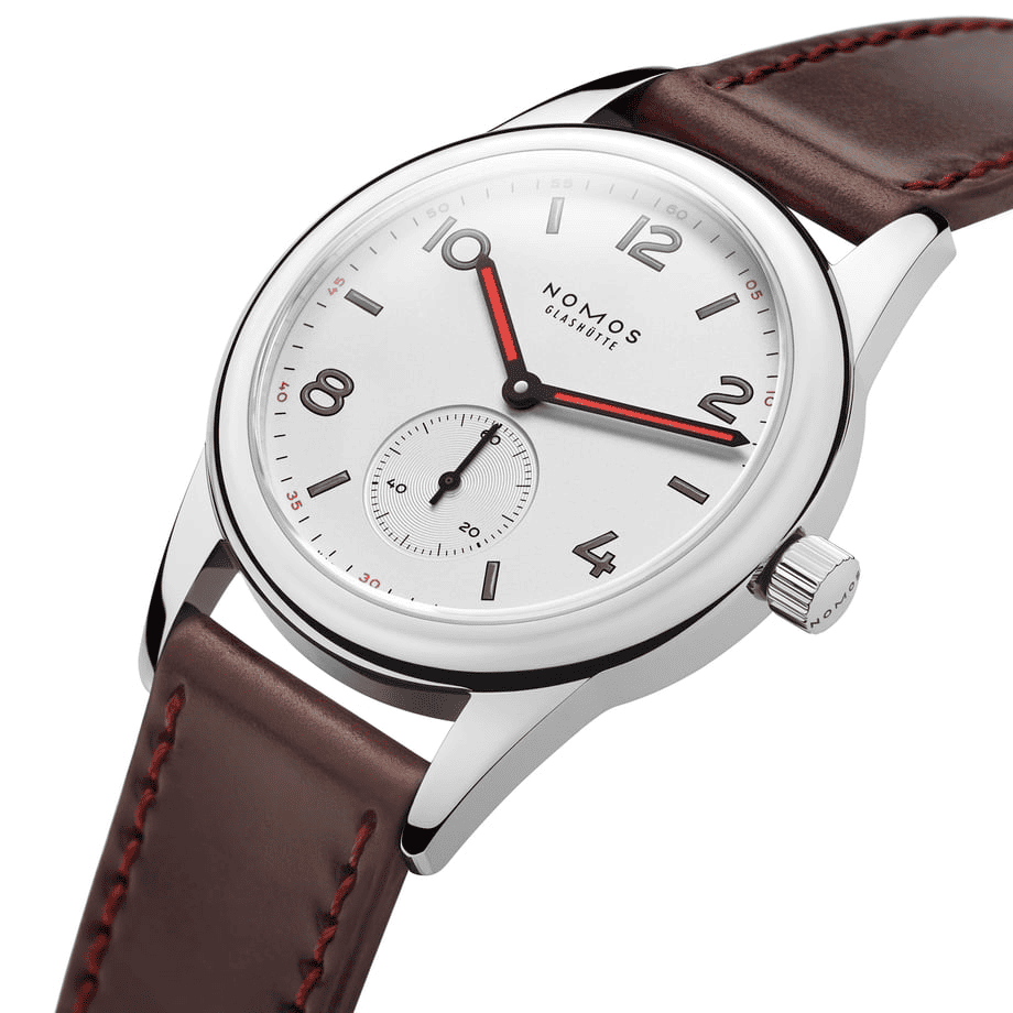 CLUB Re-designed NM703.1　NOMOS GLASHÜTTE  NOMOS ノモスNOMOS Glashütte（ノモス グラスヒュッテ）Club（クラブ）シリーズはカジュアルとクラシックを両立させたデザインが魅力で、ペアウォッチにしても違和感なく揃う実用的な機械式腕時計。クリスマスギフトには、日常使いでの満足度が高いタフな設計とモダンなルックスが喜ばれます。