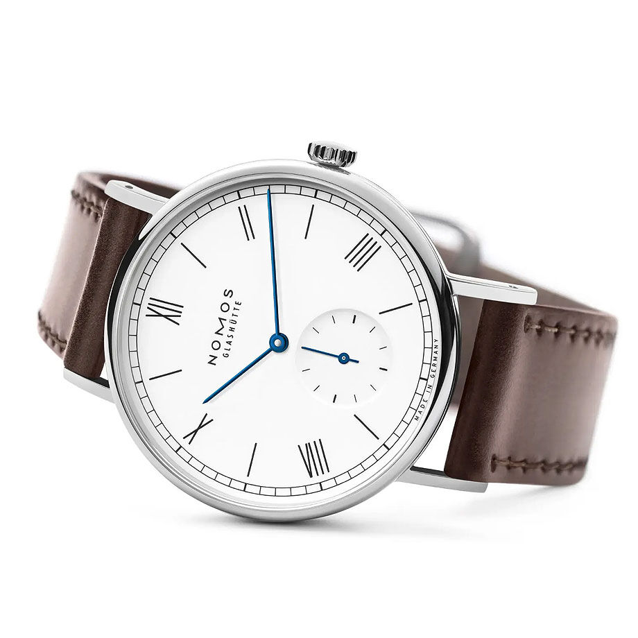 Ludwig 38 enamel white  LD1A2EW238　237　NOMOS Glashütte（ノモス グラスヒュッテ）Ludwig（ラドウィッグ）は、格式を感じさせるクラシック寄りのデザインで結納返しや改まった贈答に適した機械式腕時計。上品な文字盤レイアウトと繊細な針の表現が式典の場で品位を保ち、世代を超えて愛用できる装いを約束します。
