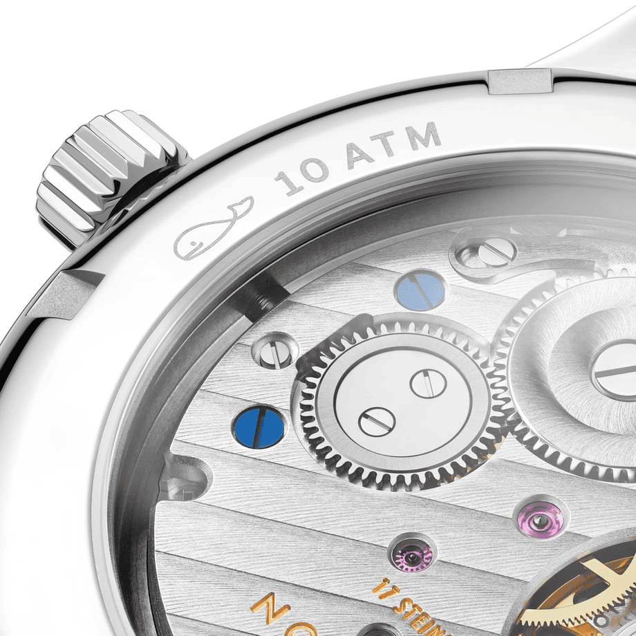 CLUB Re-designed NM703.1　NOMOS GLASHÜTTE  NOMOS ノモス　NOMOS Glashütte（ノモス グラスヒュッテ）Club（クラブ）は、ファーストラグジュアリーとして取り回しの良い選択肢。堅牢な作りとシンプルな操作性により機械式に初めて触れる人にも扱いやすく、毎日使える実用性と適度な存在感を備えた一本です。