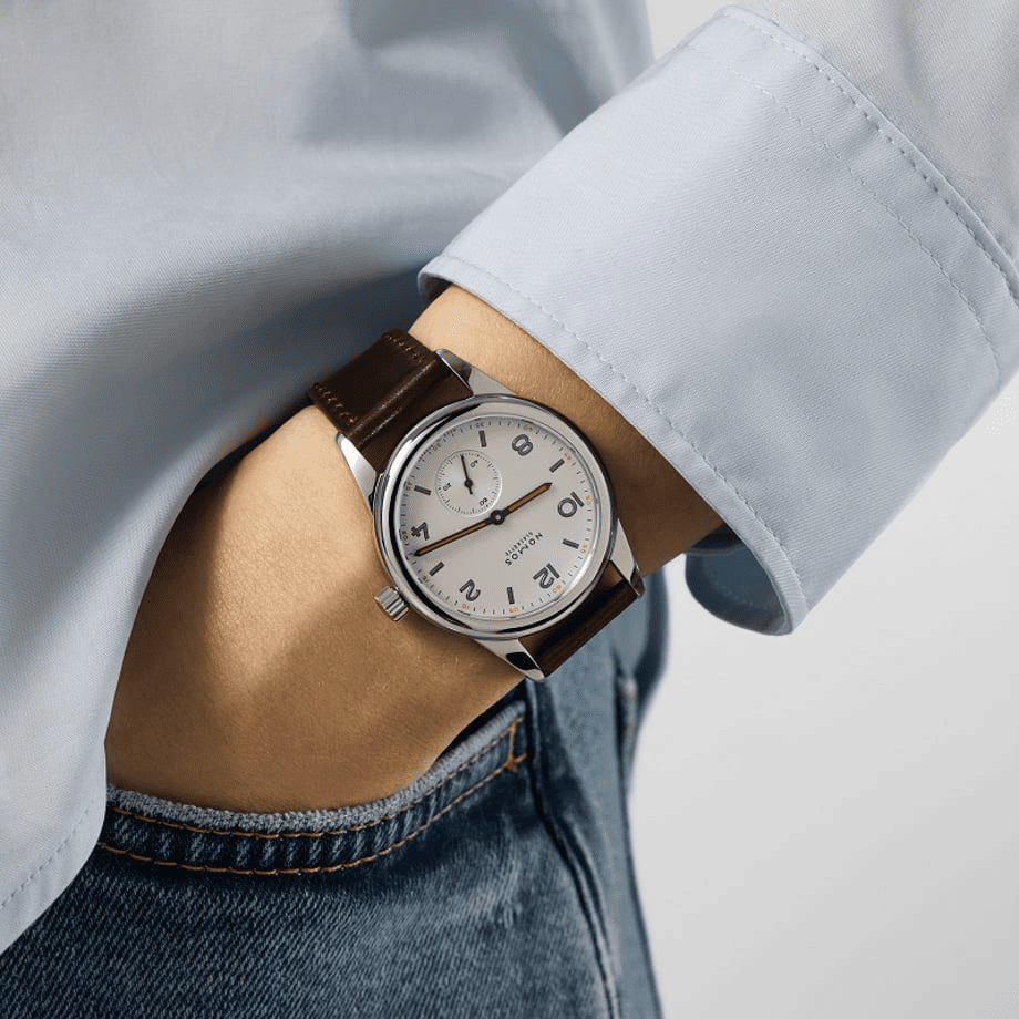 CLUB Re-designed NM703.1　NOMOS GLASHÜTTE  NOMOS ノモス　NOMOS Glashütte（ノモス グラスヒュッテ）Club（クラブ）は、ファーストラグジュアリーとして取り回しの良い選択肢。堅牢な作りとシンプルな操作性により機械式に初めて触れる人にも扱いやすく、毎日使える実用性と適度な存在感を備えた一本です。