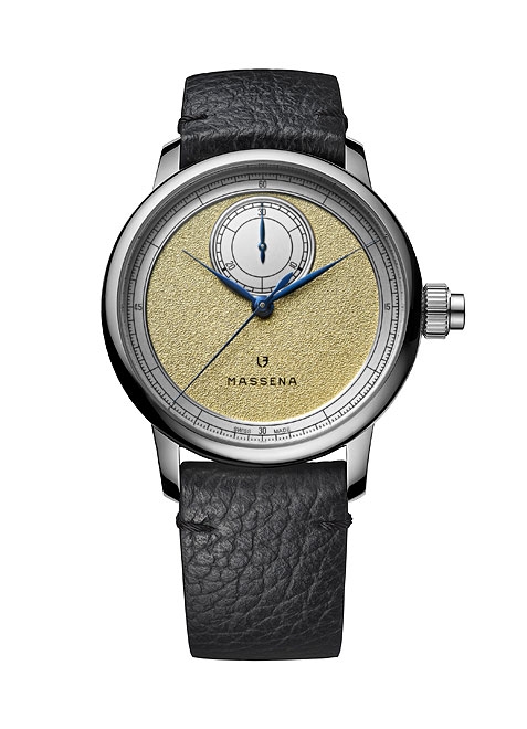 エクセレンス リミテッドエディション Louis Erard ×Massena LAB LE74239AA71BVA103Louis Erard（ルイ・エラール）は、1929年にスイス・ジュラ山脈で創業した独立系時計ブランド。スイス伝統の時計製造を継承しながら、象徴的な“レギュレーター表示”や、コラボレーションによる革新的デザインを多数送り出すクリエイティブな高級機械式腕時計ブランドです。丁寧な仕上げとクラフツマンシップを重視しつつ、実直な価格設定で本格的な機械式時計の魅力を広く届ける姿勢が世界の時計愛好家から支持されています。個性と伝統を併せ持つタイムピースを探す方に最適で、コレクションの１本目にも、次のステップにも選ばれるブランド。東京でルイ・エラールを探すなら、阪急メンズ東京 FORTUNE TIMEへ。正規販売店として定番モデルから最新コラボレーションモデルまで幅広いラインナップをご覧いただけます。