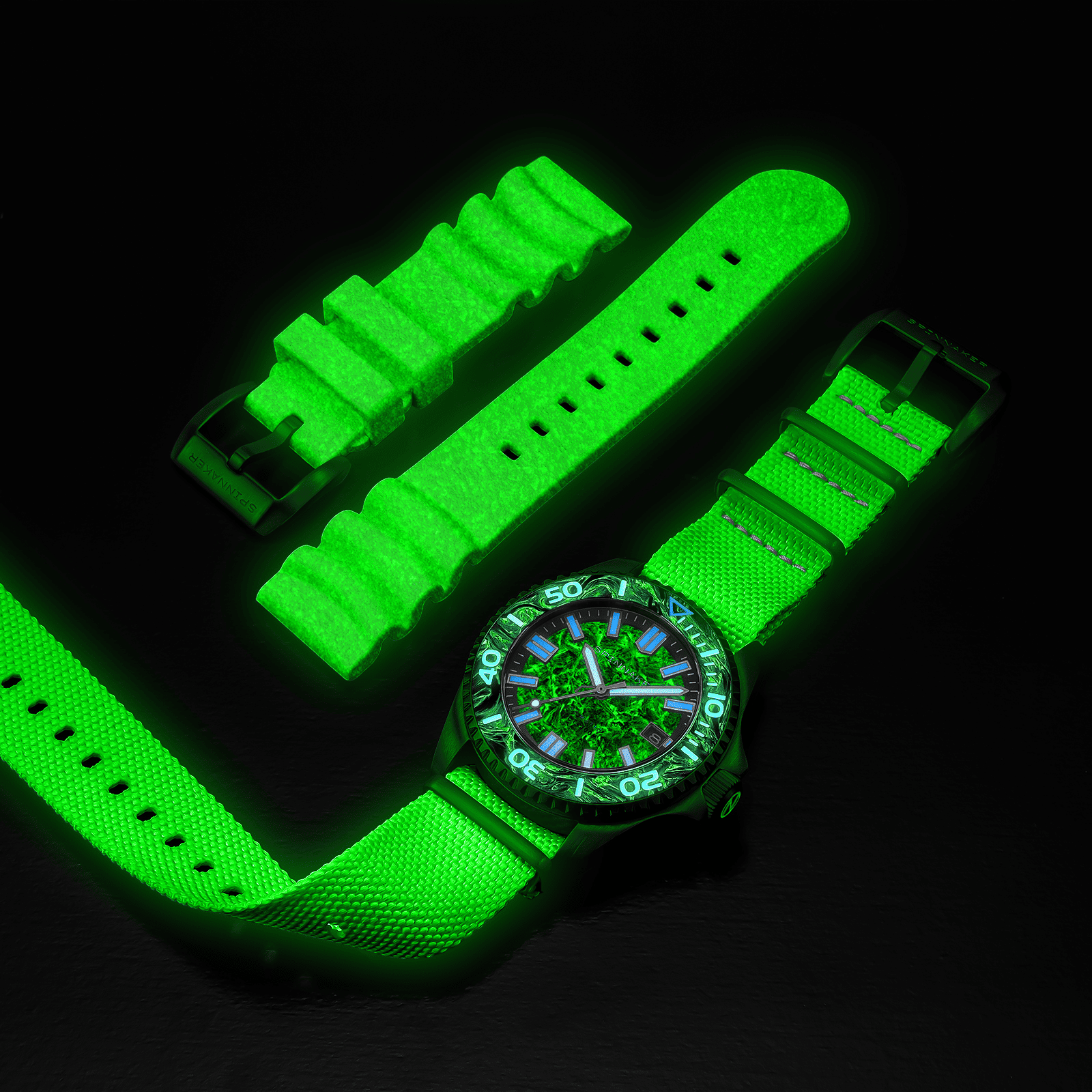  フォージドカーボンのマーブル模様が美しいSpinnaker Tesei Forged Carbon Automatic SP-5143-03。軽量で衝撃に強い先進素材を用いたダイバーズウォッチで、ダイヤル・ベゼル・替えベルトすべてに蓄光効果を持つ。サファイアガラス・30気圧防水・日本製自動巻ムーブメント搭載の限定200本高級腕時計。
