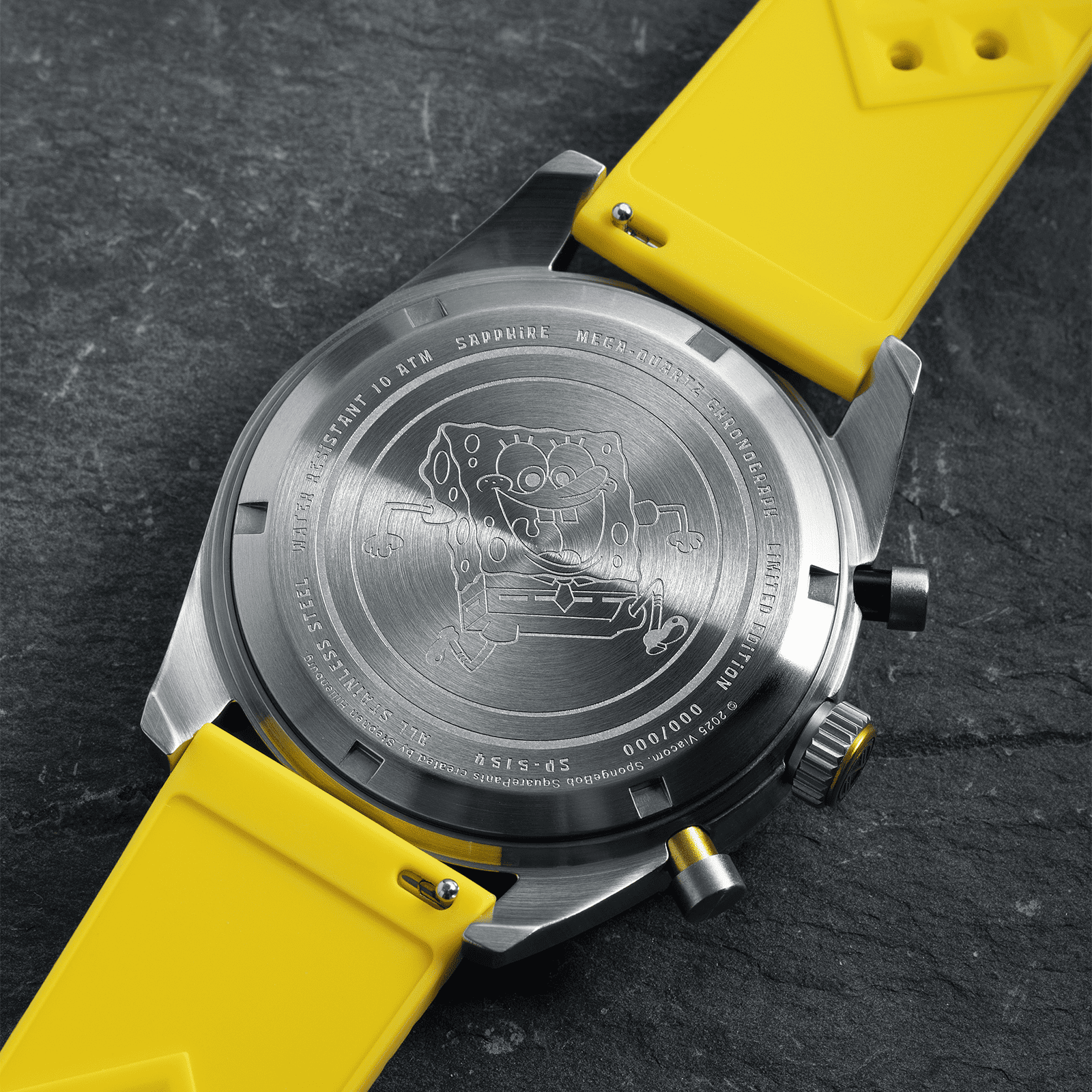 FLEUSS CHRONOGRAPH SPONGEBOB SQUAREPANTS EYEDIAL SP-5154-01は、世界700本限定のスポンジ・ボブ公式コラボ腕時計で、彼の瞳がグルグルと動くギミックや両腕をかたどった時分針、ネクタイを模した秒針など、遊び心とディテールに満ちたデザインが魅力。海底の世界観を再現するスイス製ルミノバによる夜光仕様、日本製クォーツムーブメントの信頼性、アニメと時計の融合を楽しめる特別なリミテッドエディション。