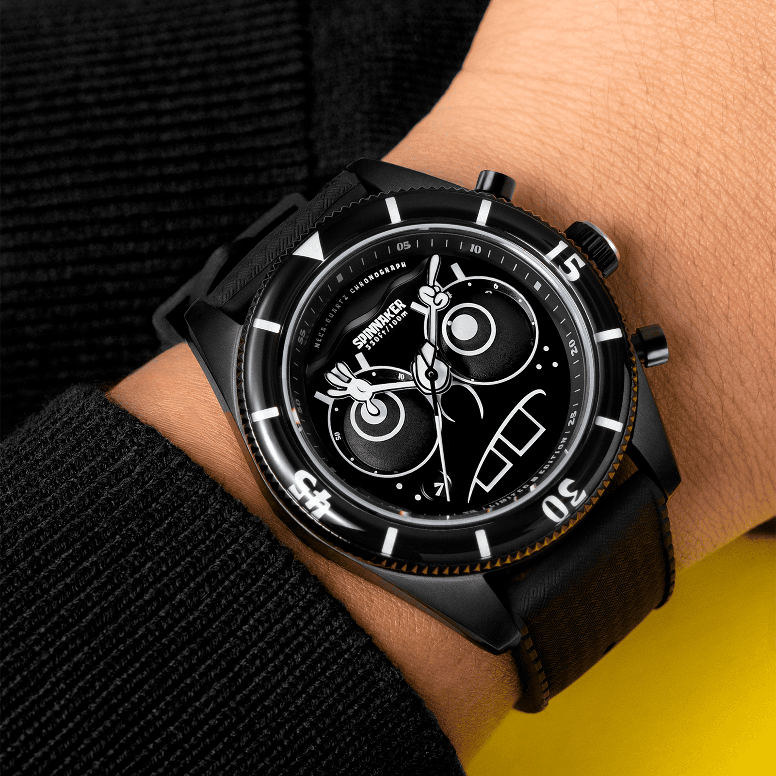 世界650本限定のFLEUSS CHRONOGRAPH SPONGEBOB SQUAREPANTS EYEDIAL SP-5154-02は、愛らしいスポンジ・ボブの表情とグルグルと回転する目玉ギミック、両腕で表現された時分針、ネクタイ型の秒針など、遊び心あふれるデザインが魅力の限定クロノグラフ腕時計。『スポンジ・ボブ』の世界観をユーモラスに再現しつつ、日本製ムーブメントとスイス製ルミノバによる実用性も兼ね備えた、アニメファンと時計好きの両方におすすめのスペシャルモデル。