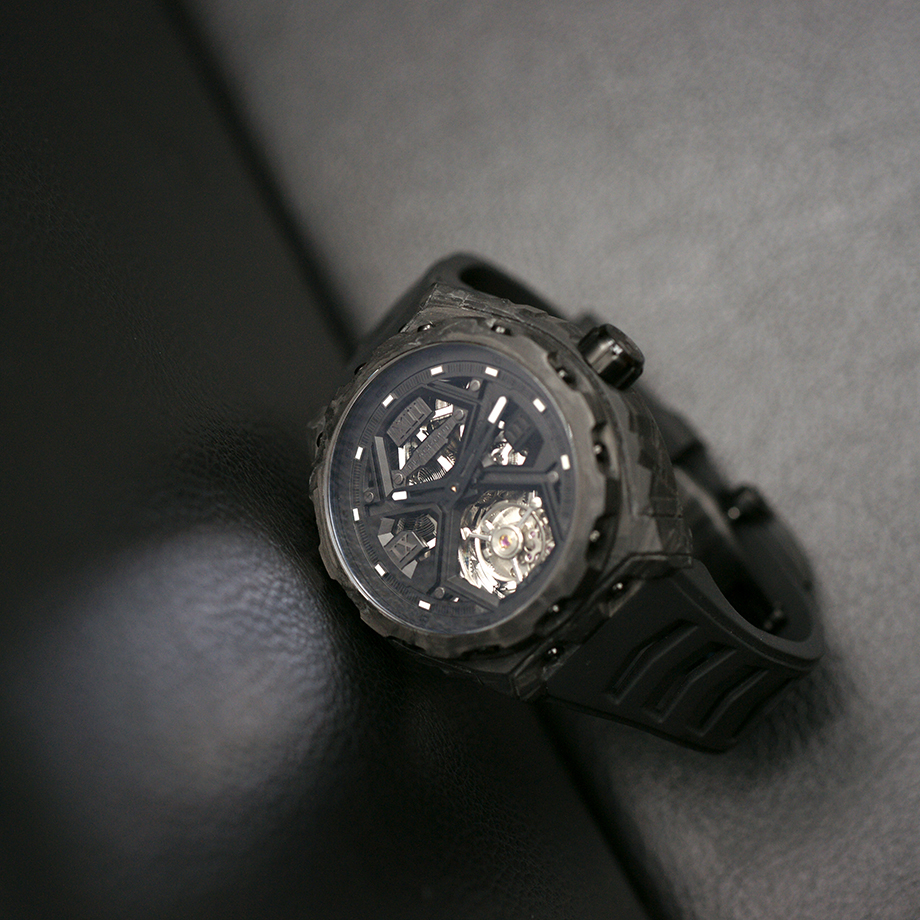 Blackout Watches（ブラックアウト・ウォッチズ） XPE TOURBILLON（エックスピーイー トゥールビヨン）自動巻ダブルバレル フライングトゥールビヨン搭載モデルのデビューフェア告知。ブランドのDNAであるスポーティさと革新性を継承しつつ、従来のトノー型ケースからラウンドケースへ進化した新世代Blackout。UACフォージドカーボンケースを採用し、約80gという軽量性と高強度を両立、さらにルミノバを混合した素材により暗闇で幻想的に発光する機械式腕時計。スケルトンダイヤルからは精巧なフライングトゥールビヨンの動きを堪能でき、スポーツウォッチの力強さとエレガンスを融合。約72時間パワーリザーブのスイスモディファイムーブメント、サファイアクリスタル（表裏）、10気圧防水、FKMラバーストラップ装備。NEXT BRIDGE by Fortune Time（大阪）および FORTUNE TIME 阪急メンズ東京にて開催されるXPE TOURBILLON Debut Fair対象モデル。