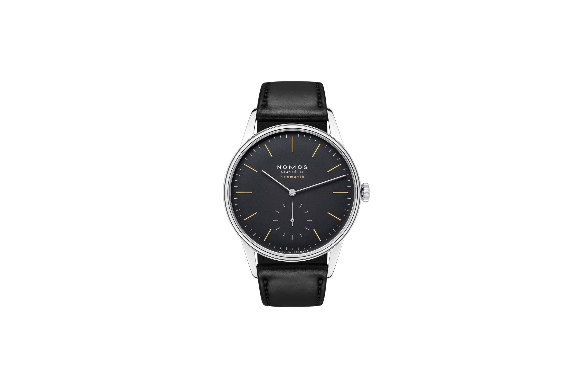 NOMOS Glashütte / Orion Neomatik New Black / NM396官能的、そして全てがエレガント。  黒の蝶ネクタイ、ディナージャケットで装うフォーマルなシーンで手首に着けるべき時計は最も優雅なドレスウォッチしかありません。  「オリオン・ネオマティック・ニューブラック」はあらゆる面においてエレガント。最も厳密なドレスコードにも相応しい時計です。  余分な線が一本も存在しない、ミニマムな黒の亜鉛メッキが施された文字盤には、ワイドな時刻マーカーと分針・秒 針の繊細なラインが美しい構造とオープンな感覚、そして落ち着きをもたらします。ゆるやかにカーブしているサファイアクリスタルガラス。漆黒の文字盤にはゴールドとシルバーのバイカラーのディテールが上品にあしらわれています。  2024年最初の新作「オリオン・ネオマティック・ニューブラック」はグラスヒュッテ時計製造の以前のマスターピースに賛辞をささげ、一生涯、またはそれより長い年月を彩る静かなラグジュアリーピースとなりました。