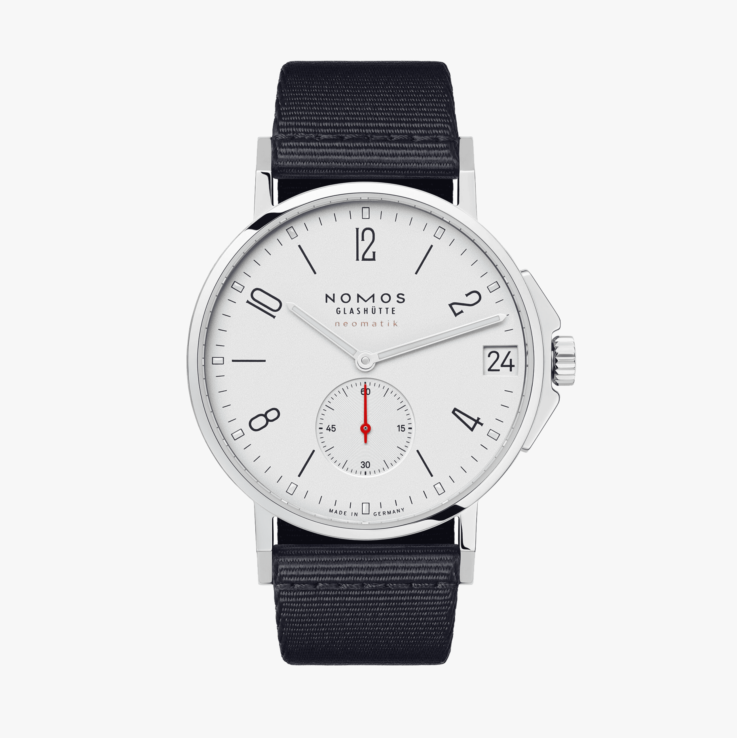 ノモス グラスヒュッテ（NOMOS Glashütte）の機械式腕時計「アホイ」シリーズの自動巻き日付付きモデルは、ブランドらしい洗練と実用性が見事に融合したスポーティエレガントな一本。特許取得のDUW6101ムーブメントを搭載し、極薄ケースながら高い防水性を備えた、ノモスファンにこそふさわしい完成度を誇る腕時計。