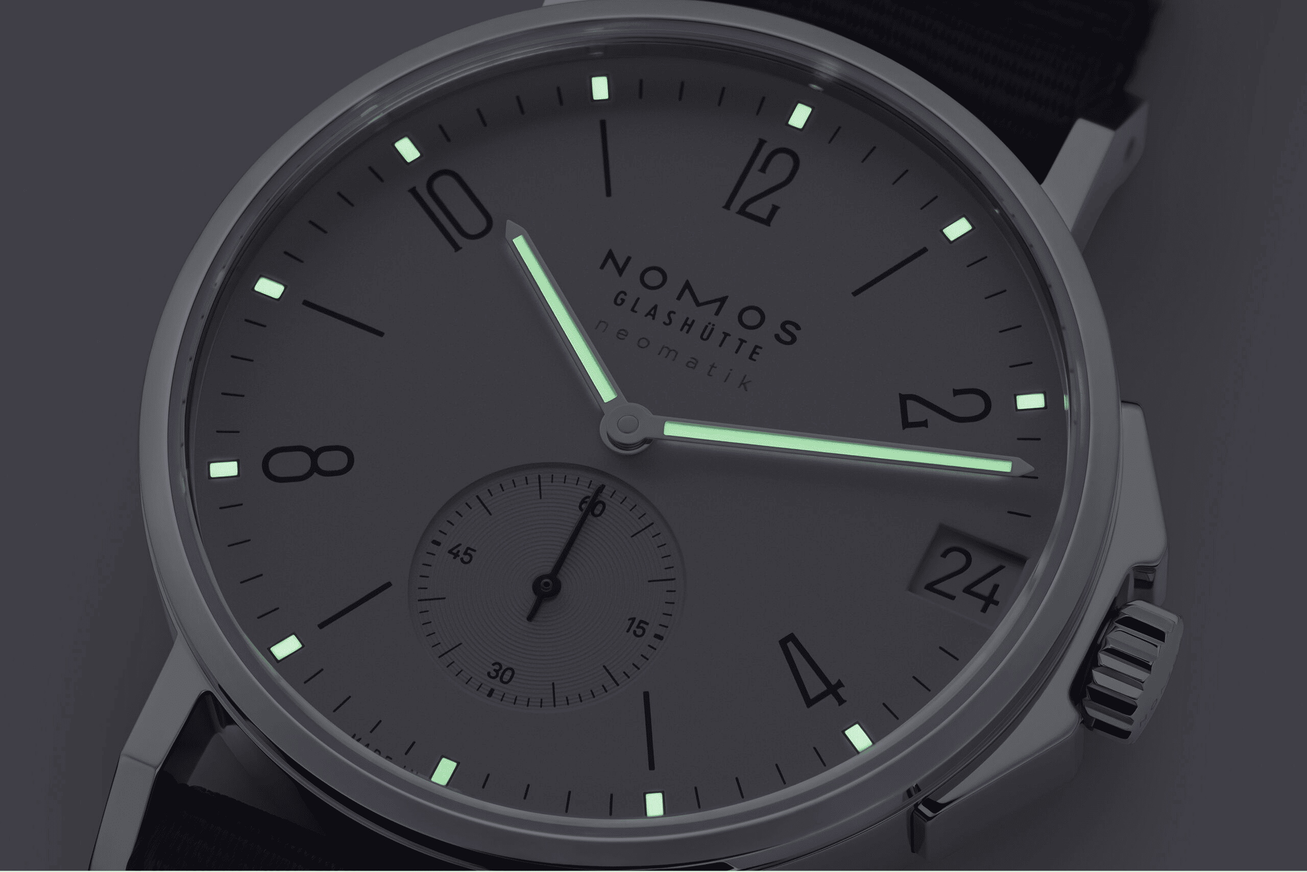 ノモス グラスヒュッテ（NOMOS Glashütte）の機械式腕時計「アホイ」シリーズの自動巻き日付付きモデルは、ブランドらしい洗練と実用性が見事に融合したスポーティエレガントな一本。特許取得のDUW6101ムーブメントを搭載し、極薄ケースながら高い防水性を備えた、ノモスファンにこそふさわしい完成度を誇る腕時計。