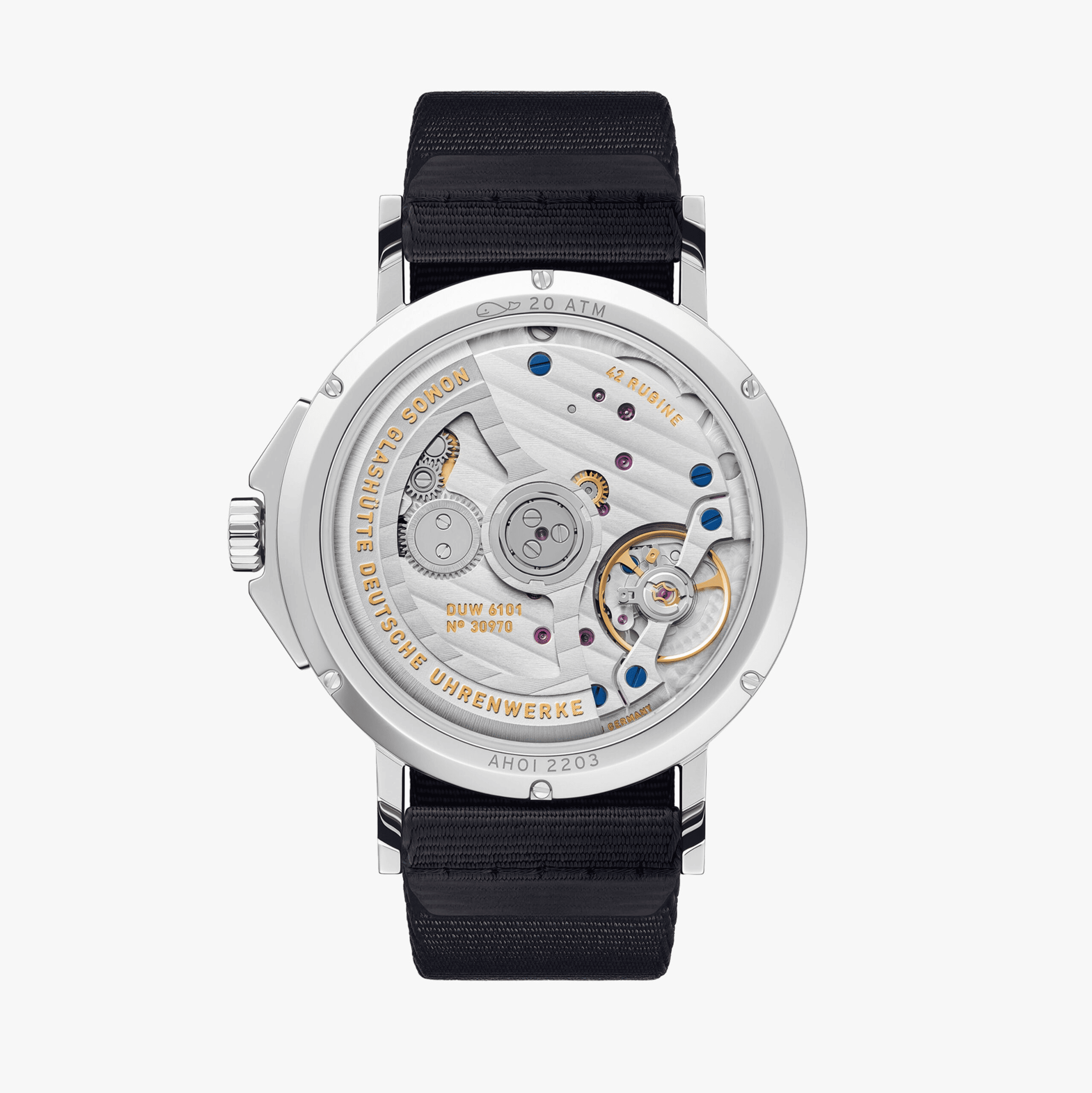 ノモス グラスヒュッテ（NOMOS Glashütte）の機械式腕時計「アホイ」シリーズの自動巻き日付付きモデルは、ブランドらしい洗練と実用性が見事に融合したスポーティエレガントな一本。特許取得のDUW6101ムーブメントを搭載し、極薄ケースながら高い防水性を備えた、ノモスファンにこそふさわしい完成度を誇る腕時計。