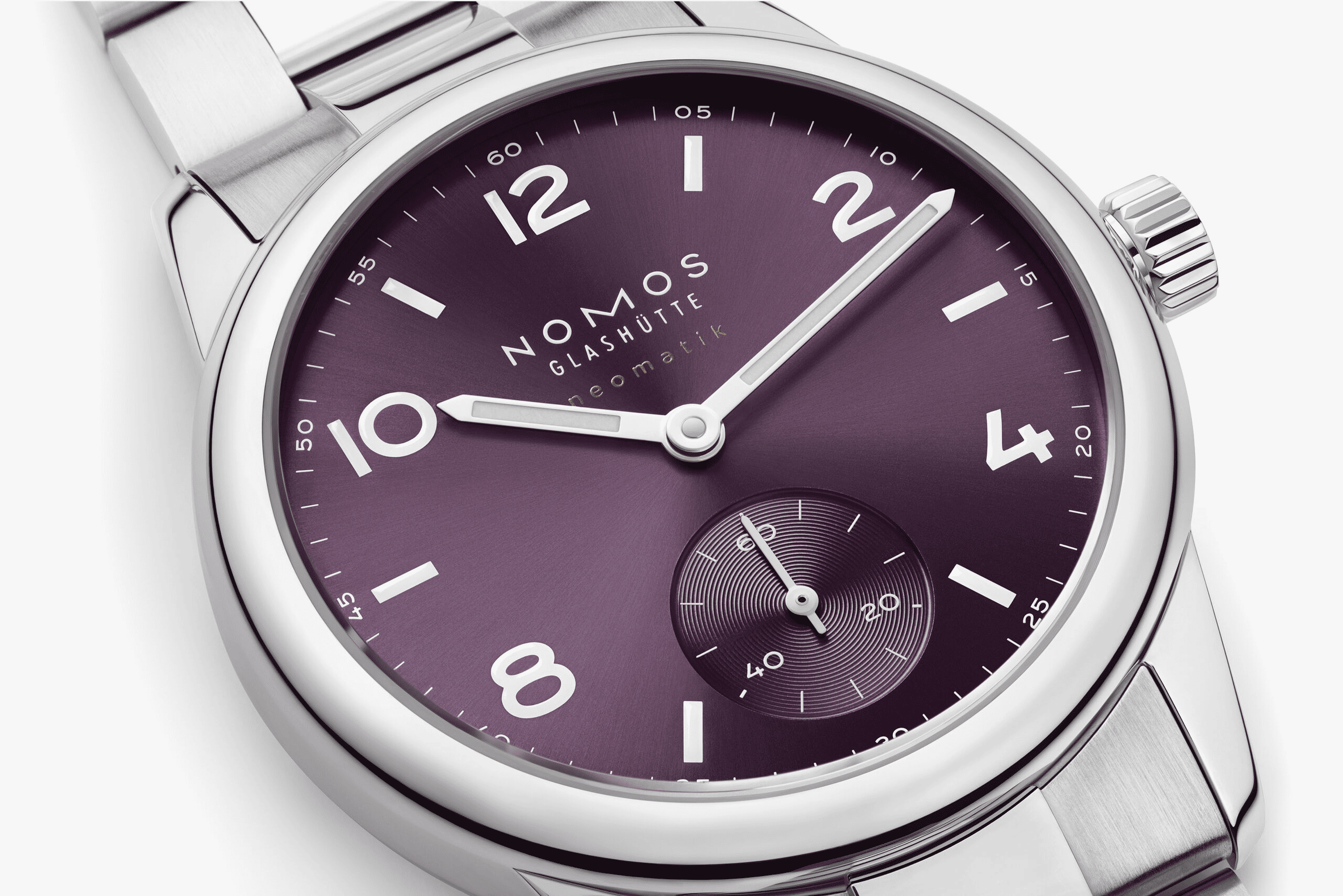 NOMOS Glashütte / Club Sport neomatik 34 / NM757　防水性、堅牢でエレガント、そして驚くほどにコンパクトなノモス グラスヒュッテの新作、クラブスポーツ ネオマティック34はすべてを備えているノモス史上最も小さな腕時計モデルです。 ノモスのモデルのなかでも特にスポーティな特徴を持つクラブスポーツコレクションに初めて直径34ミリの小ぶりなサイズに移し、女性や手首の細い男性にもお使いいただけるようになりました。 ネジ留めのケース裏蓋と赤の警告リング付きのねじ込み式リュウズにより20気圧防水を備え、暗がりでは青のスーパールミノバが視認性を確保します。 輝くサンバースト仕上げのダイアルはゴールド、ロゼ、パープル3色の展開です。