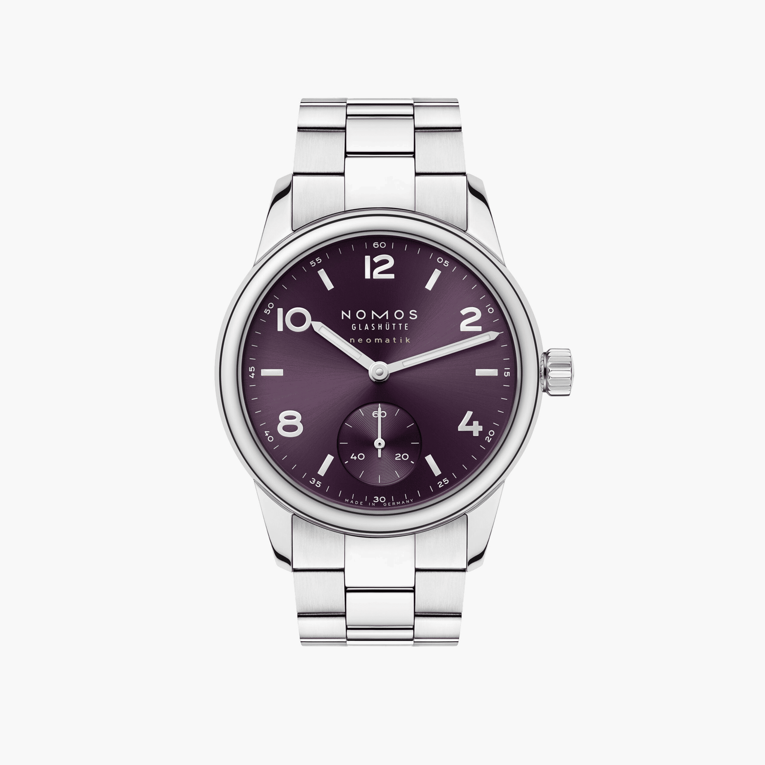 NOMOS Glashütte / Club Sport neomatik 34 / NM757　防水性、堅牢でエレガント、そして驚くほどにコンパクトなノモス グラスヒュッテの新作、クラブスポーツ ネオマティック34はすべてを備えているノモス史上最も小さな腕時計モデルです。 ノモスのモデルのなかでも特にスポーティな特徴を持つクラブスポーツコレクションに初めて直径34ミリの小ぶりなサイズに移し、女性や手首の細い男性にもお使いいただけるようになりました。 ネジ留めのケース裏蓋と赤の警告リング付きのねじ込み式リュウズにより20気圧防水を備え、暗がりでは青のスーパールミノバが視認性を確保します。 輝くサンバースト仕上げのダイアルはゴールド、ロゼ、パープル3色の展開です。