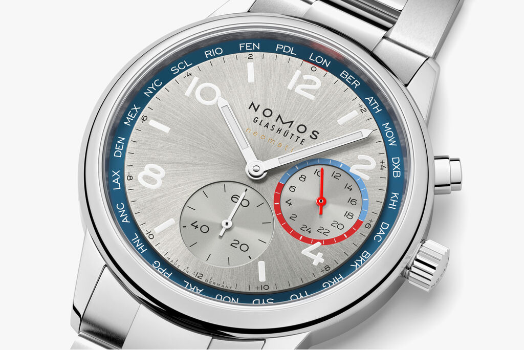 シンプルな外観に複雑な機構を内包するNOMOS NM791は、世界を手首に宿すような革新性を持つワールドタイマー。DUW 3202ムーブメントにより、驚異の4.8mm薄型化を実現したドイツ製高精度ウォッチ。