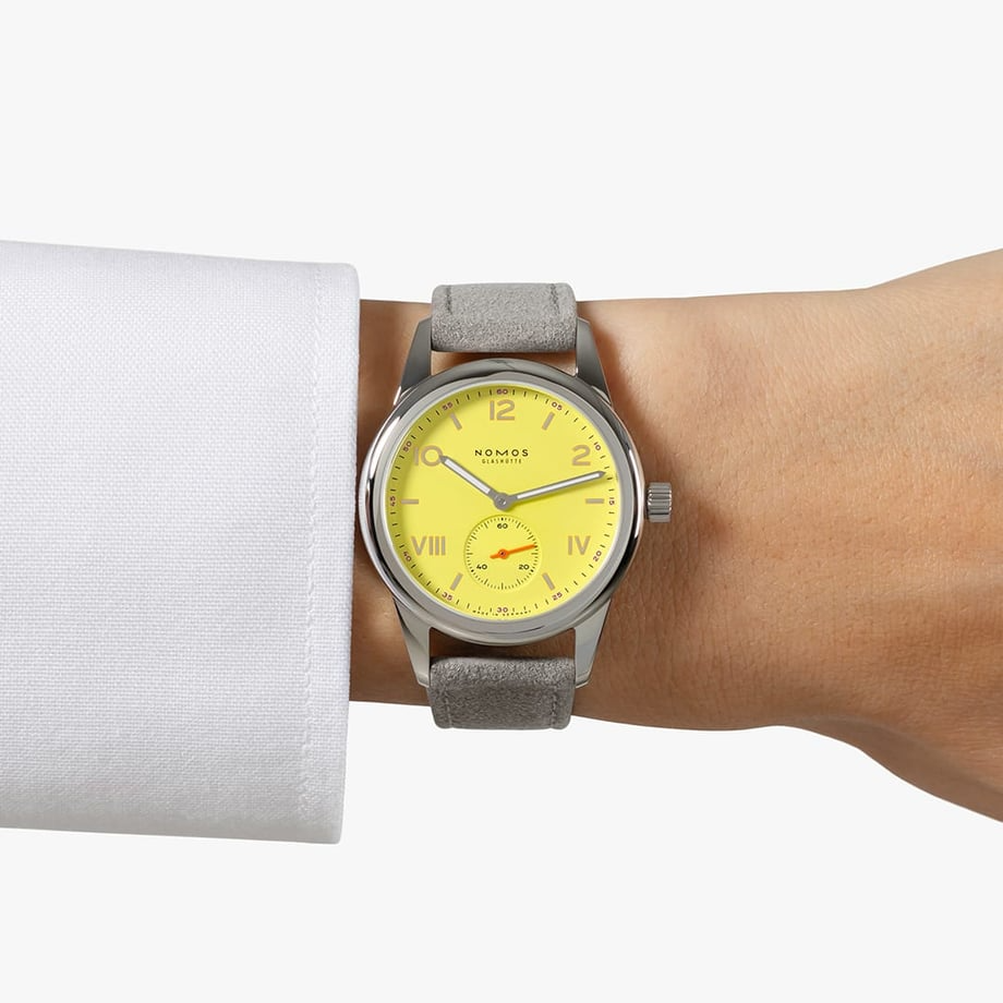 機械式時計デビューに最適なNOMOSクラブキャンパス NM718.GB ─ 高等教育の修了や就職祝いにも最適な、気品とポジティブさを兼ね備えた逸品。