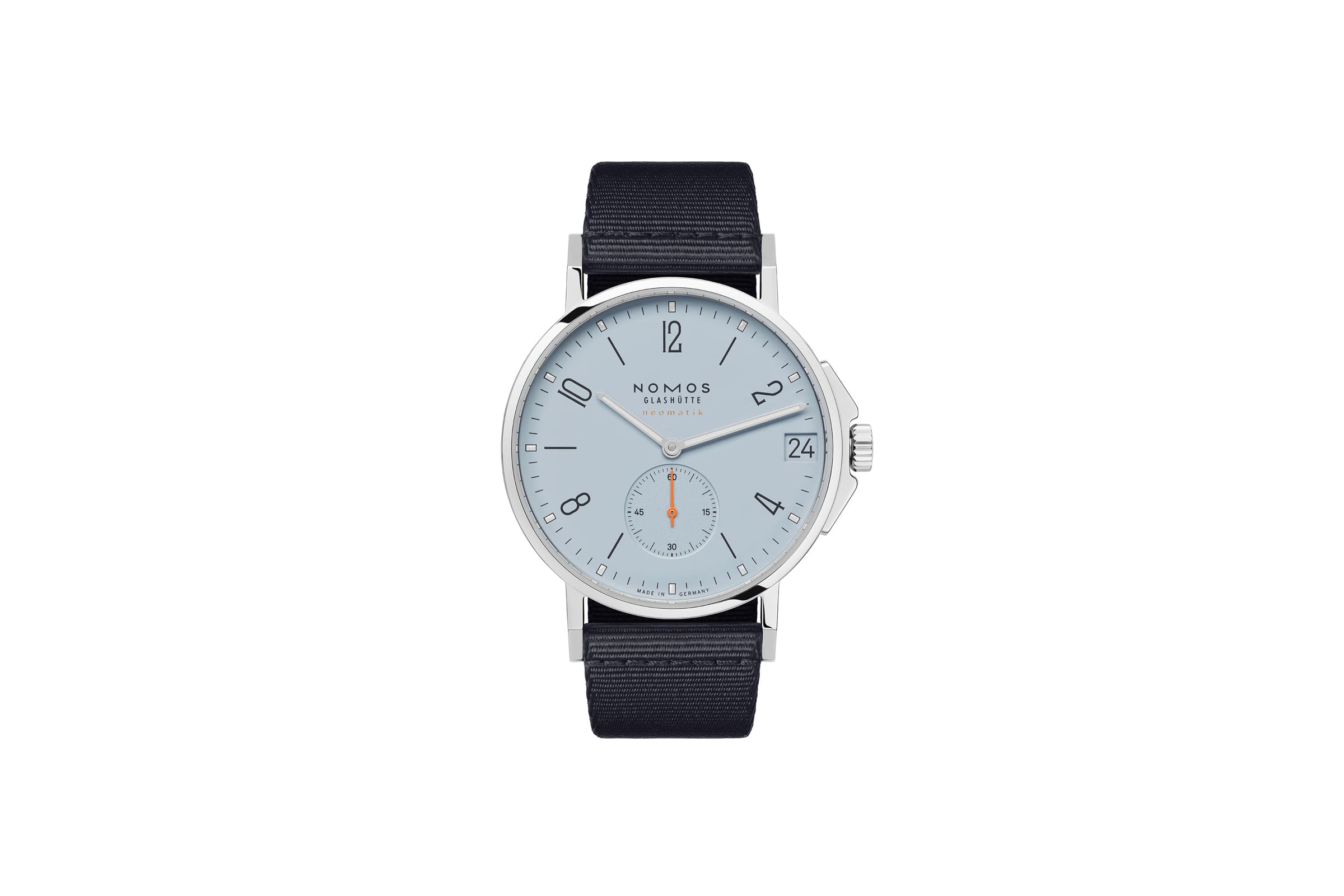 NOMOS Glashütte / Ahoi neomatik 38 Date Sky / NM526　20気圧の防水性能を持つスポーツウォッチ「アホイ」の新作、「アホイ・ネオマティックデイト38 スカイ＆サンド」。  新しいアホイはデイト機能付きネオマティックを搭載しながら直径わずか38.5 ミリ、ケースの厚みは9.9 ミリ。 スポーツウォッチを最もエレガントにした逸品となりました。  両面に無色の反射防止コーティングを施したサファイアクリスタルを通してみる文字盤は、澄み切った青空のスカイブルーと輝く黄金色のサンドカラー。 インデックス、針、分メモリのポイントにはスーパールミノバが塗布され暗闇での視認性を確保します。 テキスタイルストラップは、フランスから取り寄せたテーラーメイド。 スタイルにこだわる全ての要素を満たします。  日中も夜も同じように正確でパワフル、完璧なプロポーション。 驚くほど薄型で、手首に自然と落ち着きます。 オフィスでも水中でも、夕暮れを楽しむひとときにも、あらゆる場面にふさわしいスポーティな自動巻き腕時計です。 ねじ込み式のリューズだけでなくリューズガードを配することで水周りでも安心