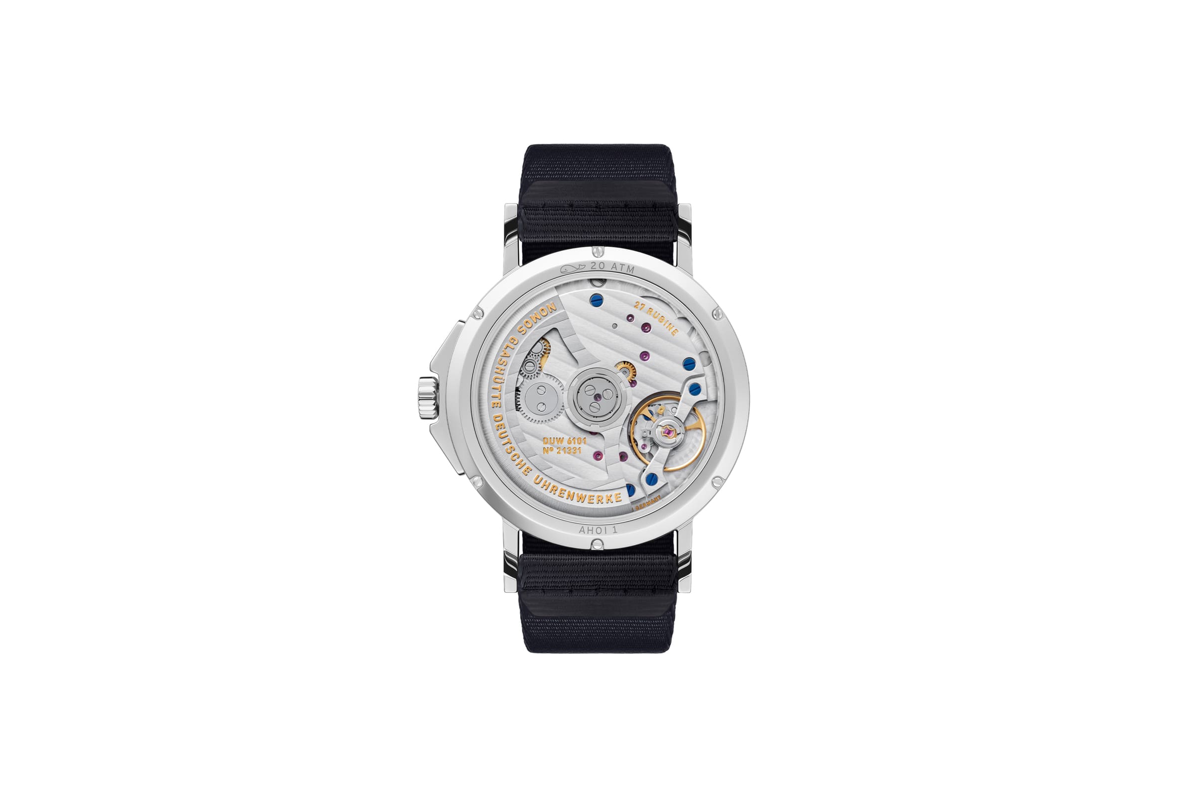 NOMOS Glashütte / Ahoi neomatik 38 Date Sky / NM526　20気圧の防水性能を持つスポーツウォッチ「アホイ」の新作、「アホイ・ネオマティックデイト38 スカイ＆サンド」。  新しいアホイはデイト機能付きネオマティックを搭載しながら直径わずか38.5 ミリ、ケースの厚みは9.9 ミリ。 スポーツウォッチを最もエレガントにした逸品となりました。  両面に無色の反射防止コーティングを施したサファイアクリスタルを通してみる文字盤は、澄み切った青空のスカイブルーと輝く黄金色のサンドカラー。 インデックス、針、分メモリのポイントにはスーパールミノバが塗布され暗闇での視認性を確保します。 テキスタイルストラップは、フランスから取り寄せたテーラーメイド。 スタイルにこだわる全ての要素を満たします。  日中も夜も同じように正確でパワフル、完璧なプロポーション。 驚くほど薄型で、手首に自然と落ち着きます。 オフィスでも水中でも、夕暮れを楽しむひとときにも、あらゆる場面にふさわしいスポーティな自動巻き腕時計です。 ねじ込み式のリューズだけでなくリューズガードを配することで水周りでも安心