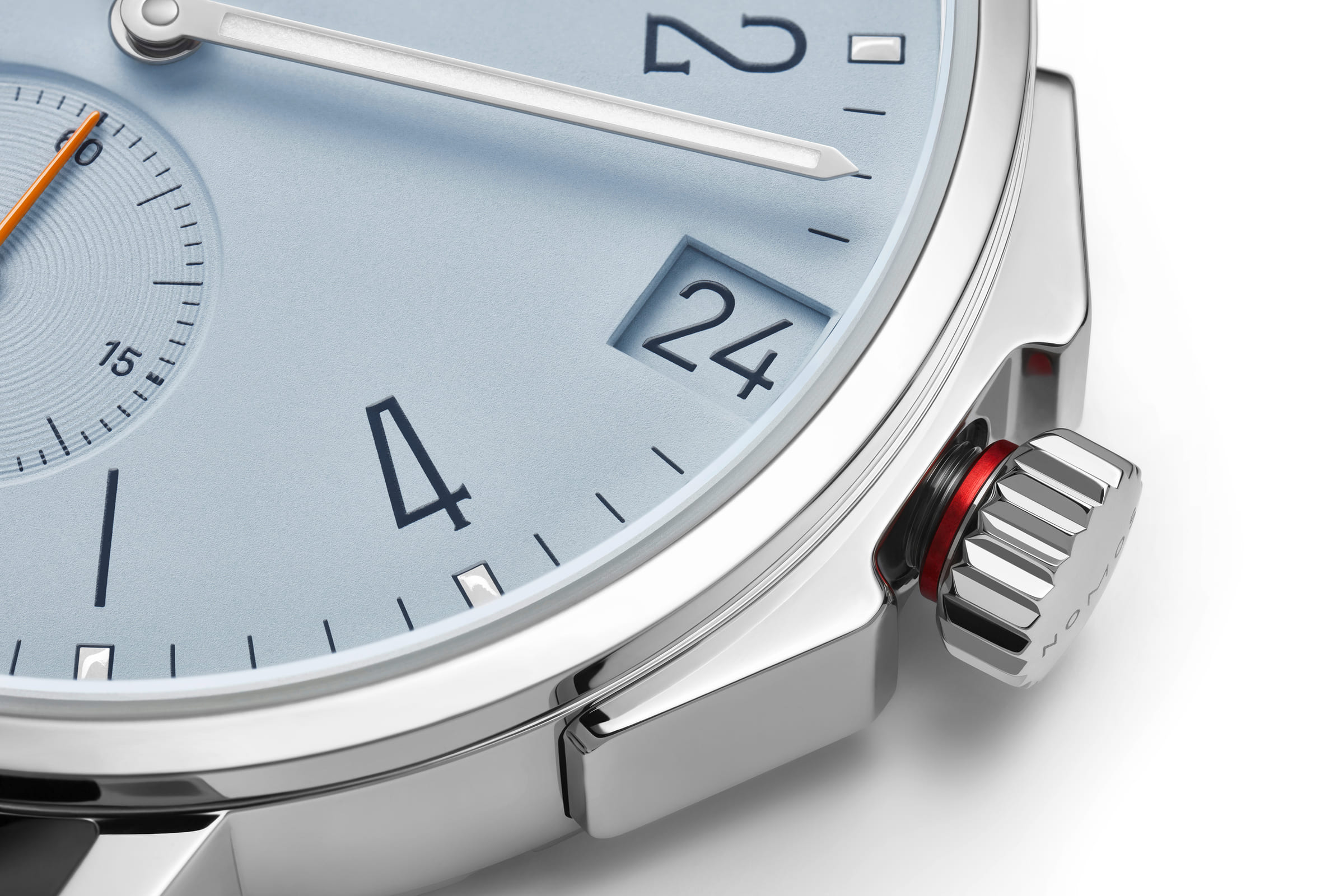 NOMOS Glashütte / Ahoi neomatik 38 Date Sky / NM526　20気圧の防水性能を持つスポーツウォッチ「アホイ」の新作、「アホイ・ネオマティックデイト38 スカイ＆サンド」。  新しいアホイはデイト機能付きネオマティックを搭載しながら直径わずか38.5 ミリ、ケースの厚みは9.9 ミリ。 スポーツウォッチを最もエレガントにした逸品となりました。  両面に無色の反射防止コーティングを施したサファイアクリスタルを通してみる文字盤は、澄み切った青空のスカイブルーと輝く黄金色のサンドカラー。 インデックス、針、分メモリのポイントにはスーパールミノバが塗布され暗闇での視認性を確保します。 テキスタイルストラップは、フランスから取り寄せたテーラーメイド。 スタイルにこだわる全ての要素を満たします。  日中も夜も同じように正確でパワフル、完璧なプロポーション。 驚くほど薄型で、手首に自然と落ち着きます。 オフィスでも水中でも、夕暮れを楽しむひとときにも、あらゆる場面にふさわしいスポーティな自動巻き腕時計です。 ねじ込み式のリューズだけでなくリューズガードを配することで水周りでも安心