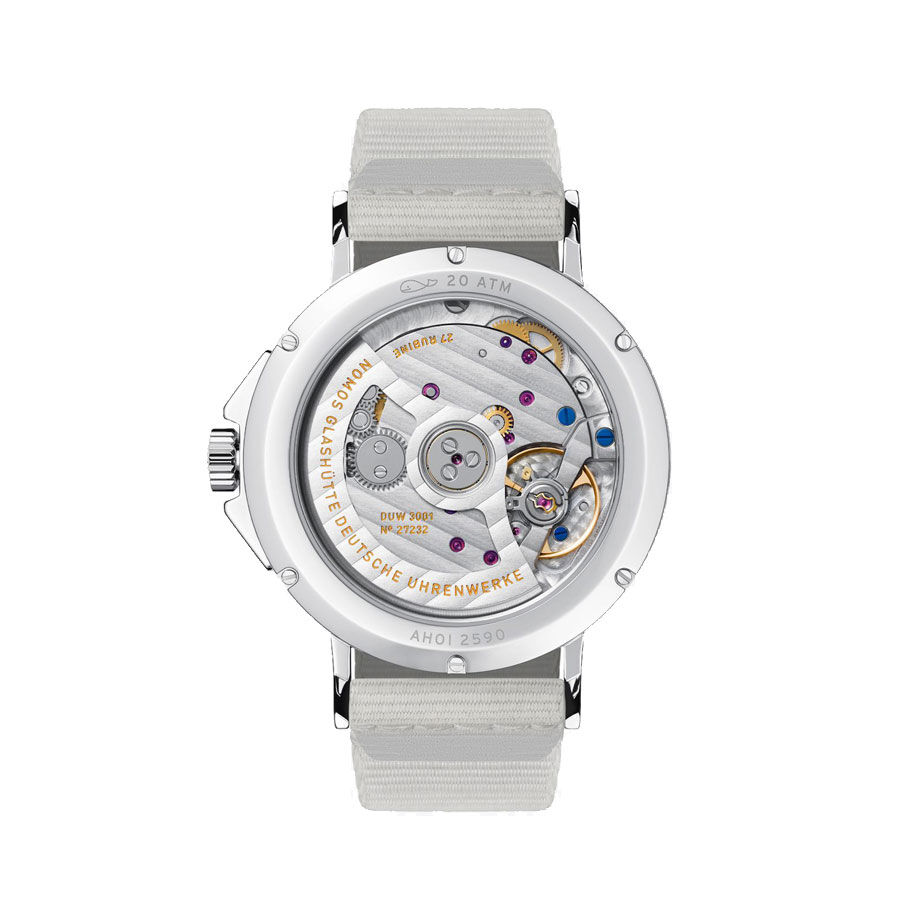 NOMOS Glashütte / Ahoi neomatik Sirenwhite 564 / AH130011SW2　564シグナルホワイトのアホイ・ネオマティックは20気圧防水で、画期的で精巧なネオマティックキャリバー、DUW 3001を搭載したスポーティな自動巻き時計。  ノモスが開発した同キャリバーは、わずか3.2ミリ－切手を9枚重ねただけの薄さで、極めてスリムな腕時計が出来上がりました。  光沢のある白い文字盤にクラシックな数字と秒針を繊細な赤と青が彩ります。 インデックス、針、分メモリのポイントにはスーパールミノバが塗布され暗闇での視認性を確保します。  ねじ込み式のリューズだけでなく、リューズガードを配することで水周りでも安心してお使いいただけます。 最大20気圧までの防水で、水泳、ヨット、サーフィン、ダイビングにぴったりです。  テキスタイルのストラップは頑丈でエレガント。 ノモス・グラスヒュッテのためにフランスでテーラーメイドされています。