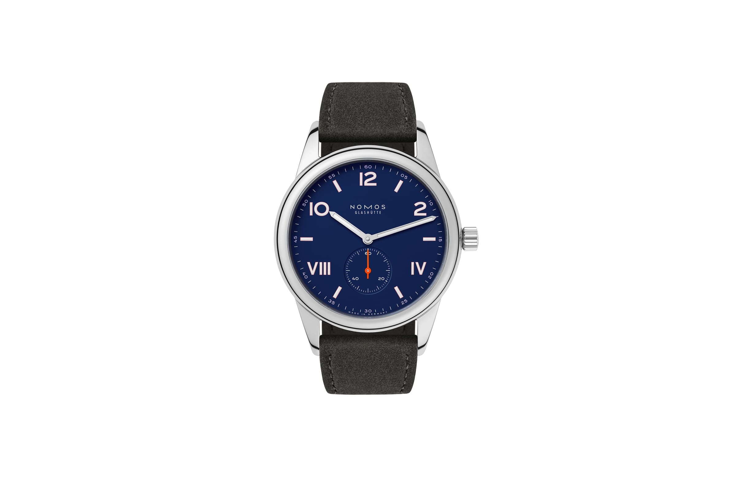 NOMOS Glashütte / Club Campus 38 Night Sky / NM722.GB　NOMOS Glashütte / CLUB CAMPUS 38 ナイトスカイ/ NM722.GB  心に残る節目のために それは、夜空に輝く新しい星の発見である必要はないのです。高等教育の修了、婚約、新たな命の誕生、 海外移住、重要なキャリアの一歩を踏み出す瞬間など、お祝いするのに値する出来事は数えきれないほど 存在します。機械式腕時計は、そうした瞬間を思い出させてくれる美しく価値のあるものです。 クラブ キャンパスは日常生活に相応しい手巻き式の腕時計で、星明りと夜空の色で生きる喜びを表現し、 シーンやドレスコードを問わずにご使用いただけます。  サイズはケース径36mmと38.5mmの２種類、ストラップは快適な付け心地でカーボンニュートラルなヴィーガンベロアを採用しました。