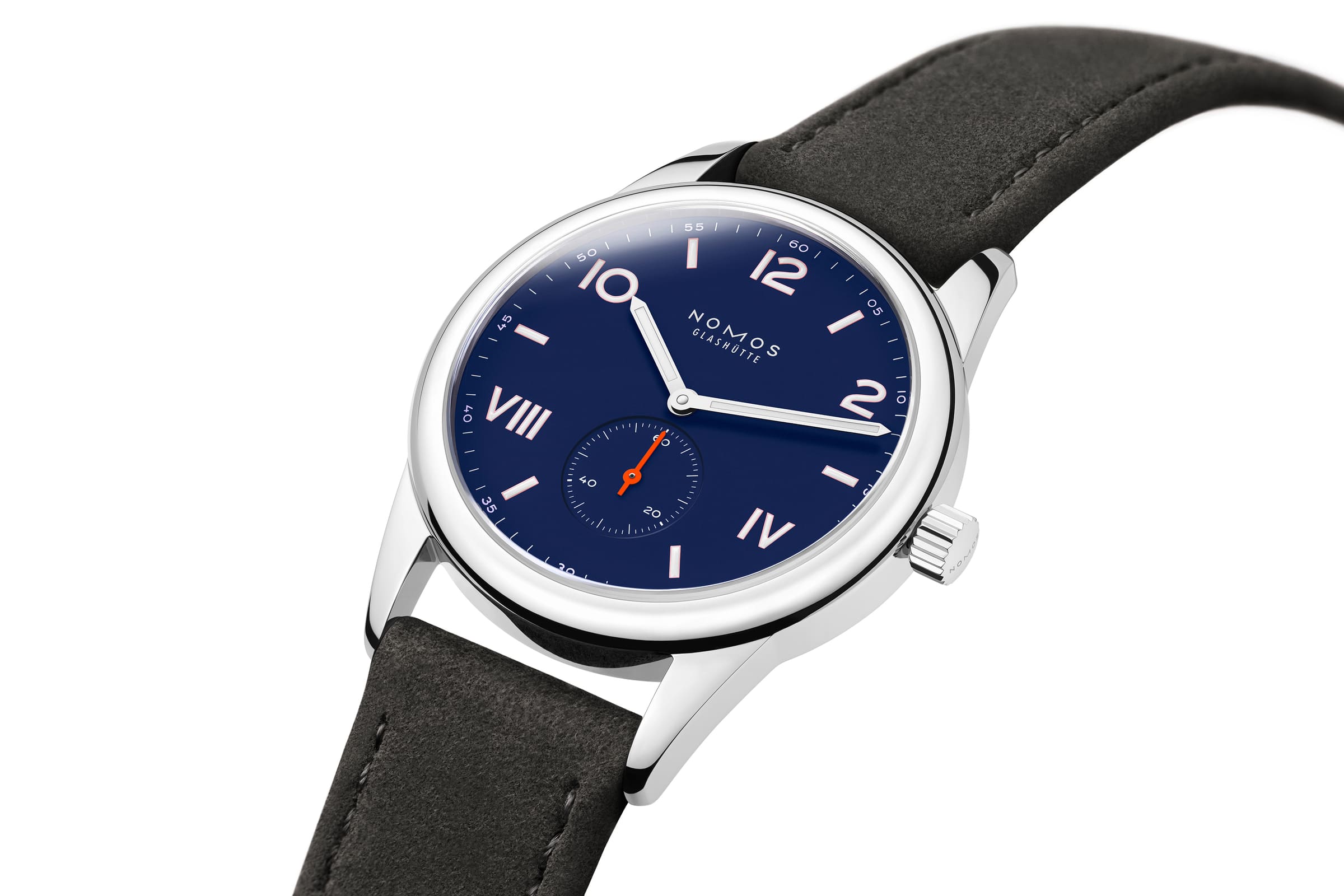 NOMOS Glashütte / Club Campus 38 Night Sky / NM722.GB　NOMOS Glashütte / CLUB CAMPUS 38 ナイトスカイ/ NM722.GB  心に残る節目のために それは、夜空に輝く新しい星の発見である必要はないのです。高等教育の修了、婚約、新たな命の誕生、 海外移住、重要なキャリアの一歩を踏み出す瞬間など、お祝いするのに値する出来事は数えきれないほど 存在します。機械式腕時計は、そうした瞬間を思い出させてくれる美しく価値のあるものです。 クラブ キャンパスは日常生活に相応しい手巻き式の腕時計で、星明りと夜空の色で生きる喜びを表現し、 シーンやドレスコードを問わずにご使用いただけます。  サイズはケース径36mmと38.5mmの２種類、ストラップは快適な付け心地でカーボンニュートラルなヴィーガンベロアを採用しました。