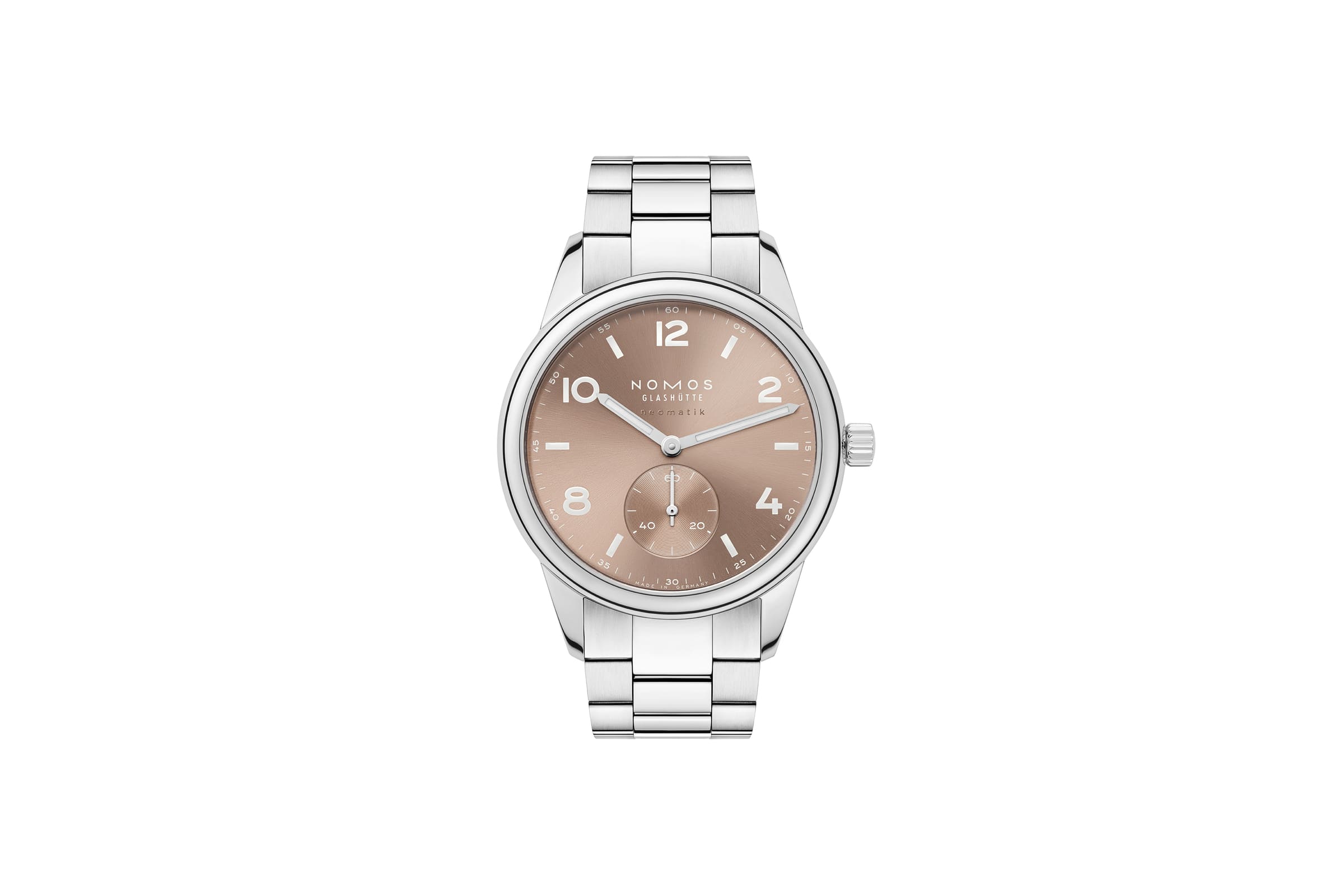 NOMOS（ノモス グラスヒュッテ）の「クラブスポーツ ネオマティック 39 アンバー」NM762は、堅牢なステンレススチールケースと統合型ブレスレット、ベージュゴールドに輝くサンバーストダイヤルを備えた自動巻き機械式腕時計。ビジネスからオフシーンまで活躍する、エレガンスとタフネスを併せ持つ1本。
