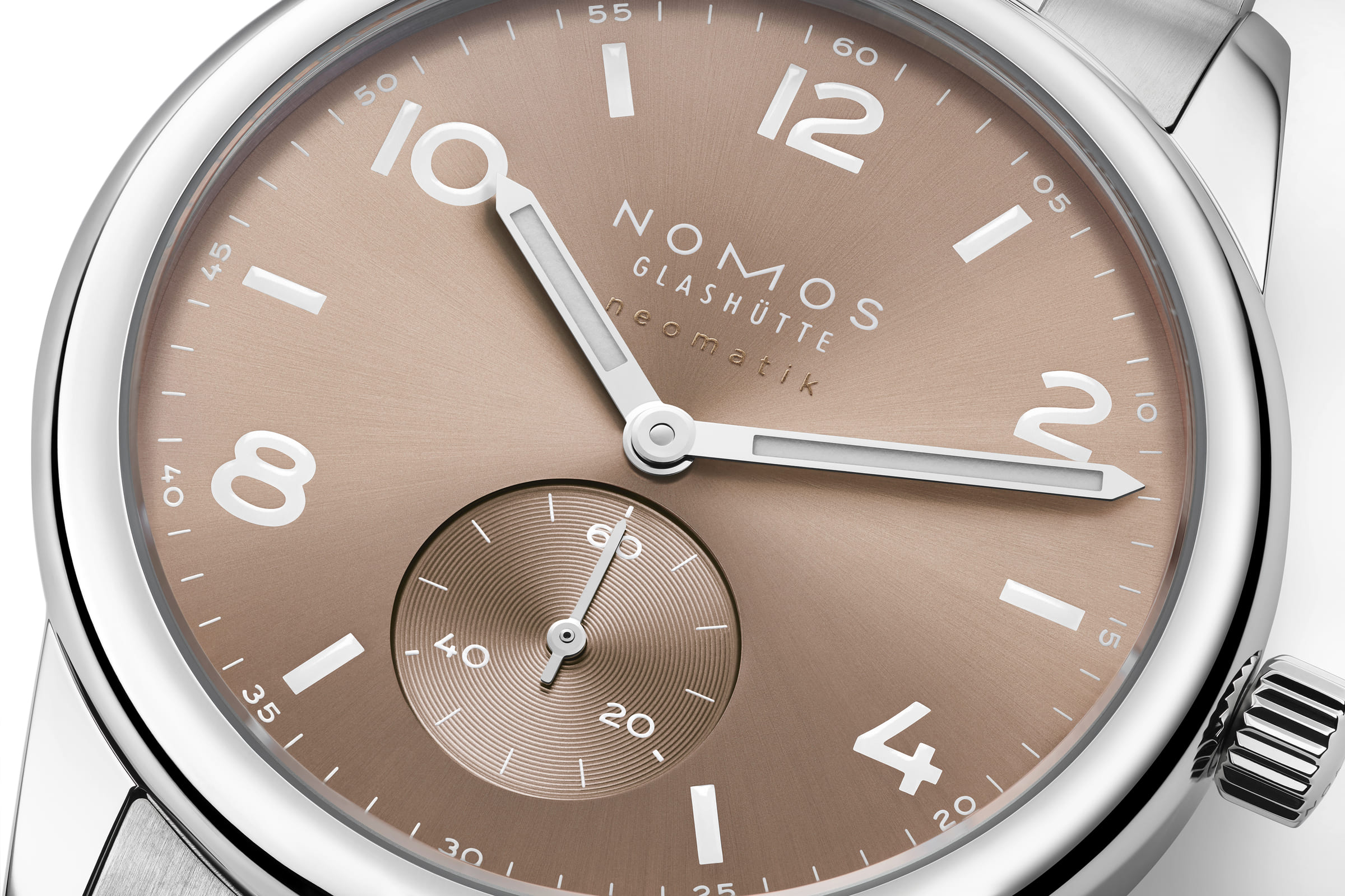 ノモス グラスヒュッテ（NOMOS Glashütte）の自動巻き腕時計「クラブスポーツ ネオマティック 39 アンバー」NM762は、超薄型ムーブメントDUW3001と20気圧防水を備えた高性能機械式モデル。アンバー（ベージュゴールド）のサンバースト文字盤が光を纏い、スポーティでラグジュアリーな存在感を放つ、洗練された一本。