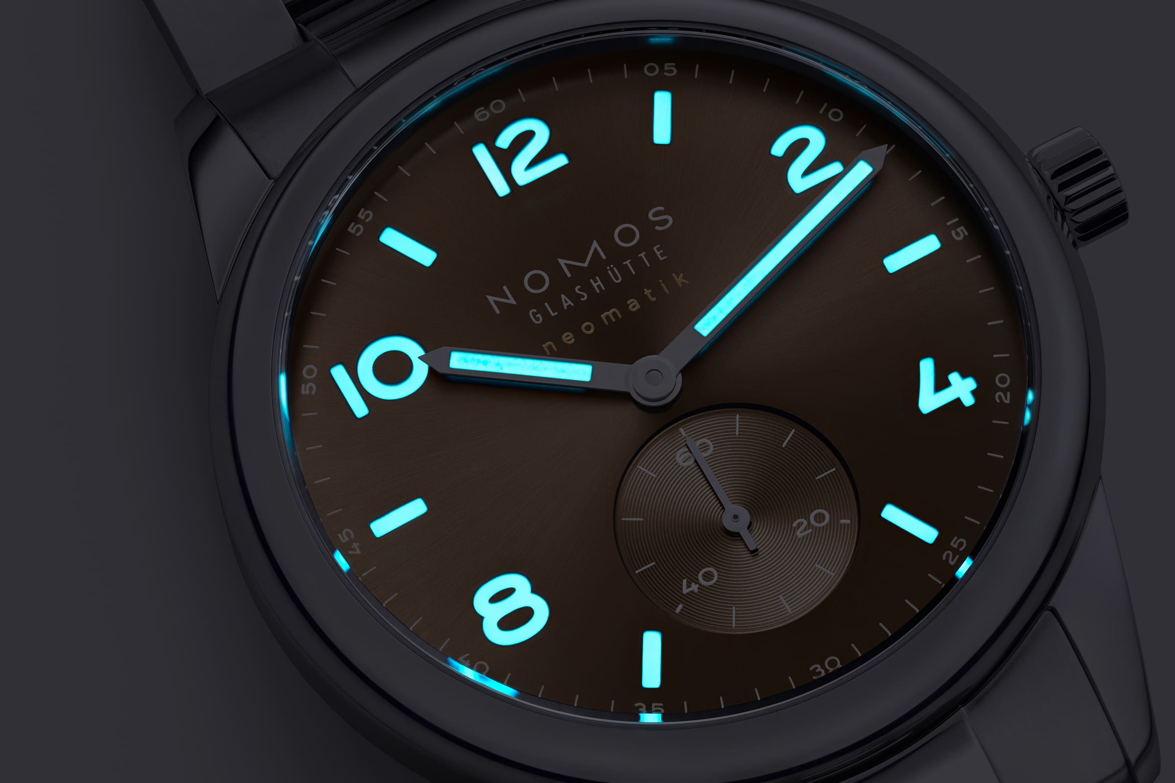 ノモス グラスヒュッテ（NOMOS Glashütte）の自動巻き腕時計「クラブスポーツ ネオマティック 39 アンバー」NM762は、超薄型ムーブメントDUW3001と20気圧防水を備えた高性能機械式モデル。アンバー（ベージュゴールド）のサンバースト文字盤が光を纏い、スポーティでラグジュアリーな存在感を放つ、洗練された一本。