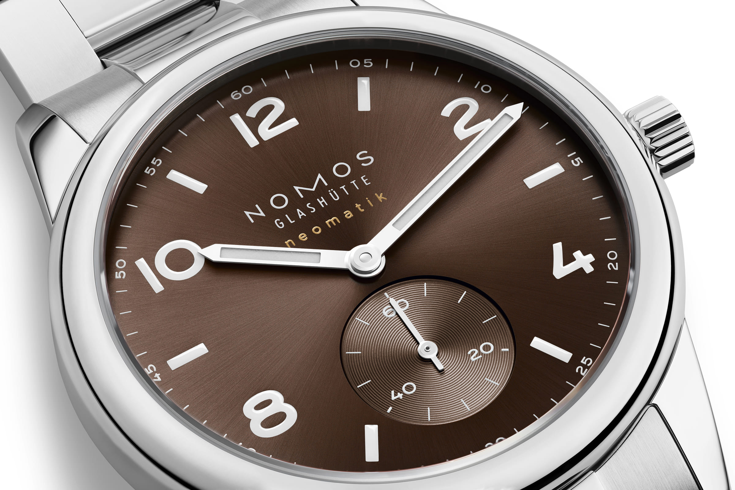 ノモス グラスヒュッテ（NOMOS Glashütte）の自動巻き腕時計「クラブスポーツ ネオマティック 39 タバコ」NM760は、サンバースト仕上げのタバコブラウン文字盤と堅牢なケース、200m防水を備えた夏にぴったりの高性能機械式モデル。薄型ムーブメントDUW3001搭載で、スポーティかつ上品に腕元を彩る一本。