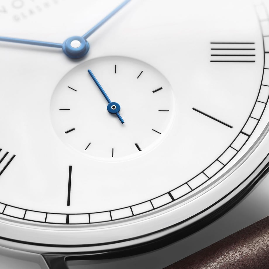 ノモス グラスヒュッテ（NOMOS Glashütte）の機械式腕時計「ラドウィッグ 38 エナメルホワイト」LD1A2EW238／237は、37.5mmの程よいサイズ感と6.8mmの薄型ケース、上品なホワイトエナメル文字盤がスーツスタイルに映える、自社製手巻きムーブメント搭載の実用的な一本。