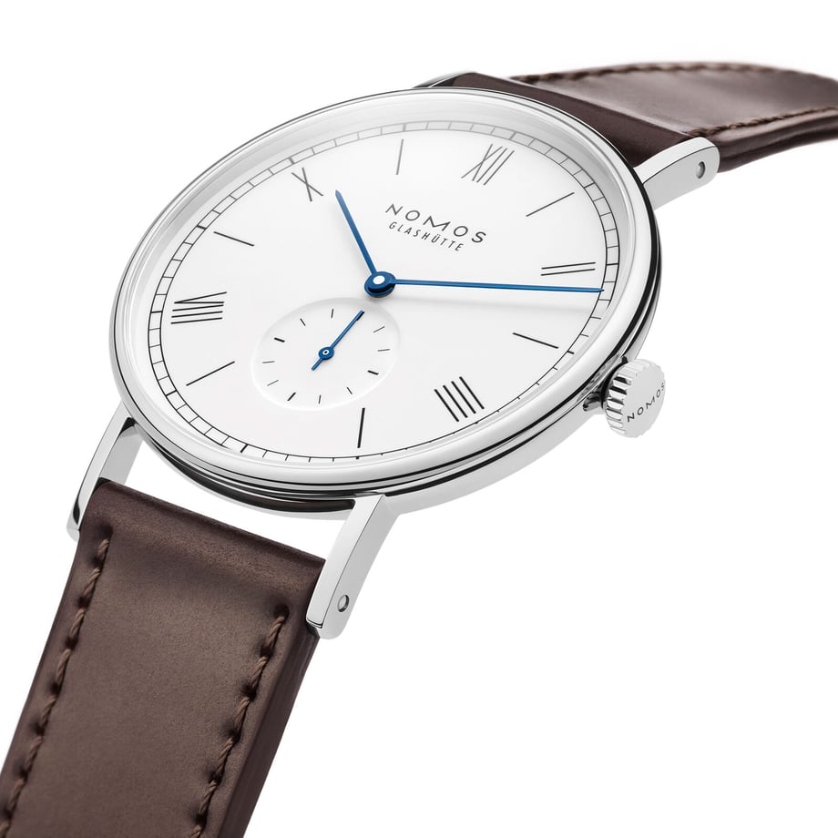 NOMOS（ノモス グラスヒュッテ）の「ラドウィッグ 38 エナメルホワイト」LD1A2EW238／237は、就職祝いや成人記念など特別な節目にふさわしいドイツ製の機械式腕時計。クラシックなデザインにエナメル調ホワイトダイヤルとブルースチール針が気品を添える、贈り物にも選ばれる手巻きモデル。