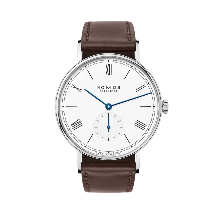 ノモス グラスヒュッテ（NOMOS Glashütte）の機械式腕時計「ラドウィッグ 38 エナメルホワイト」LD1A2EW238／237は、37.5mmの程よいサイズ感と6.8mmの薄型ケース、上品なホワイトエナメル文字盤がスーツスタイルに映える、自社製手巻きムーブメント搭載の実用的な一本。