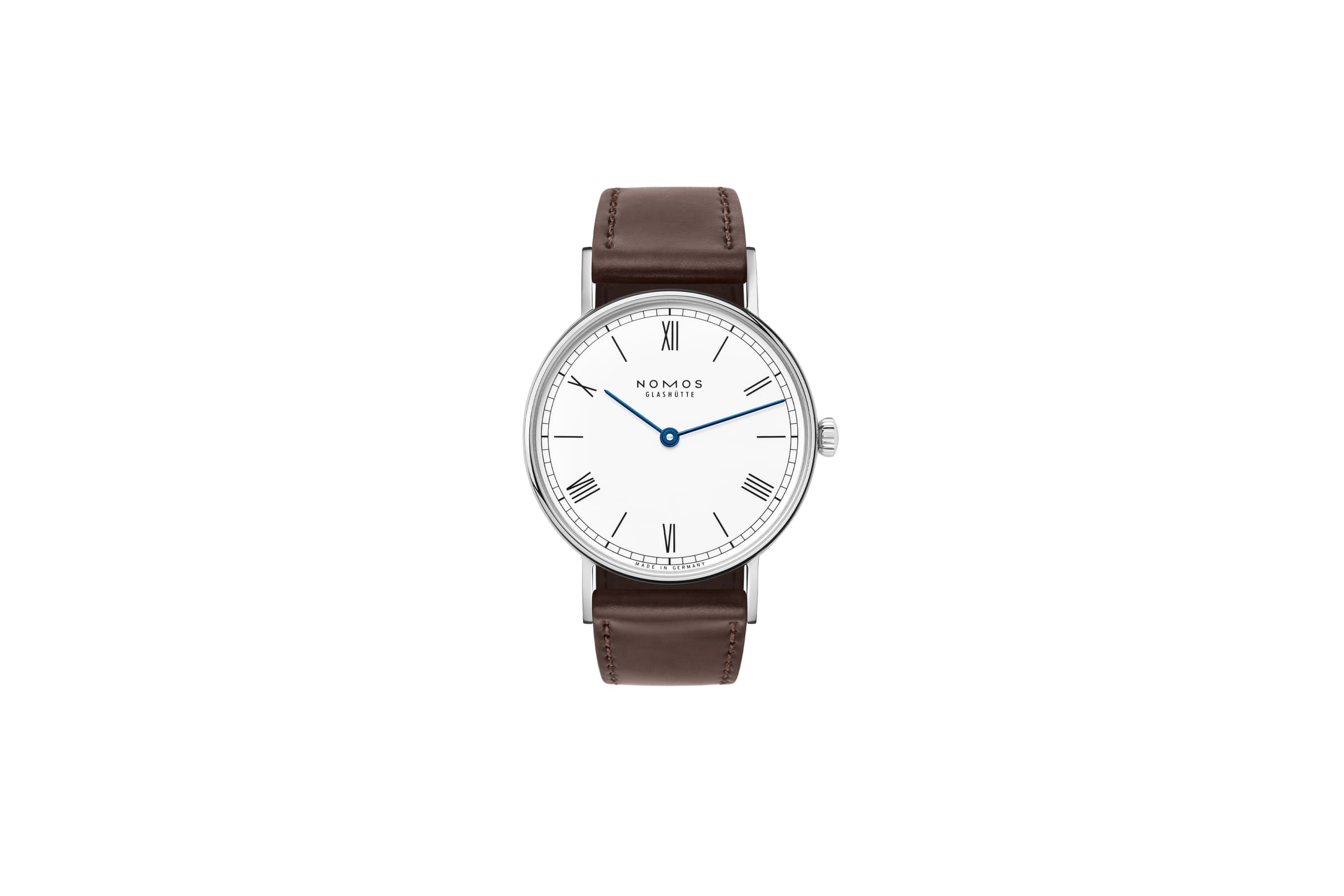 NOMOS Glashütte / Ludwig 33 duo enamel white/ LD1A22EW233　249グラスヒュッテ175年の「伝統」と「モダン」を巧みに融合させたノモスの定番「ラドウィッグ」。光沢のあるホワイトエナメルの文字盤にローマ数字を配したデザインです。直径33ミリの２針モデル「ラドウィッグ 33 デュオ」は手首の細い方に似合う時計です。  手巻きウォッチには、グラスヒュッテの最高品質キャリバーが搭載されており、高い精度を実現しています。 より繊細な腕元のために直径は33mmで、素敵な女性を演出するおすすめのアイテムです。